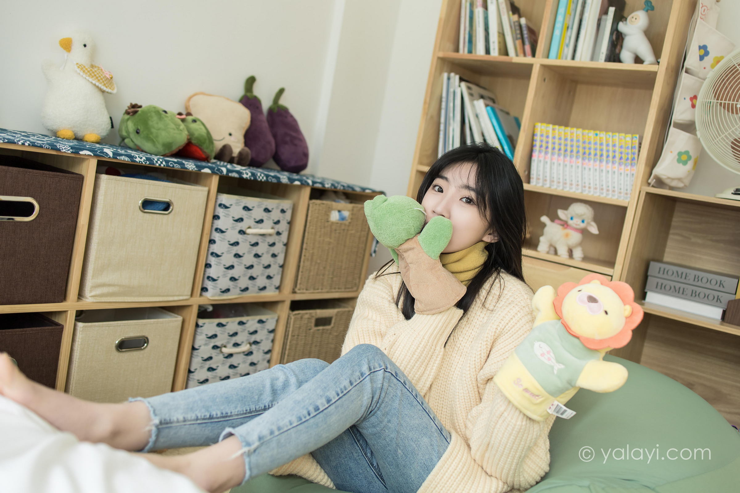 [YALAYI雅拉伊]2022.03.04 玉兰花 小乔 黄色毛衣加紧身牛仔裤居家清纯写真集第5张