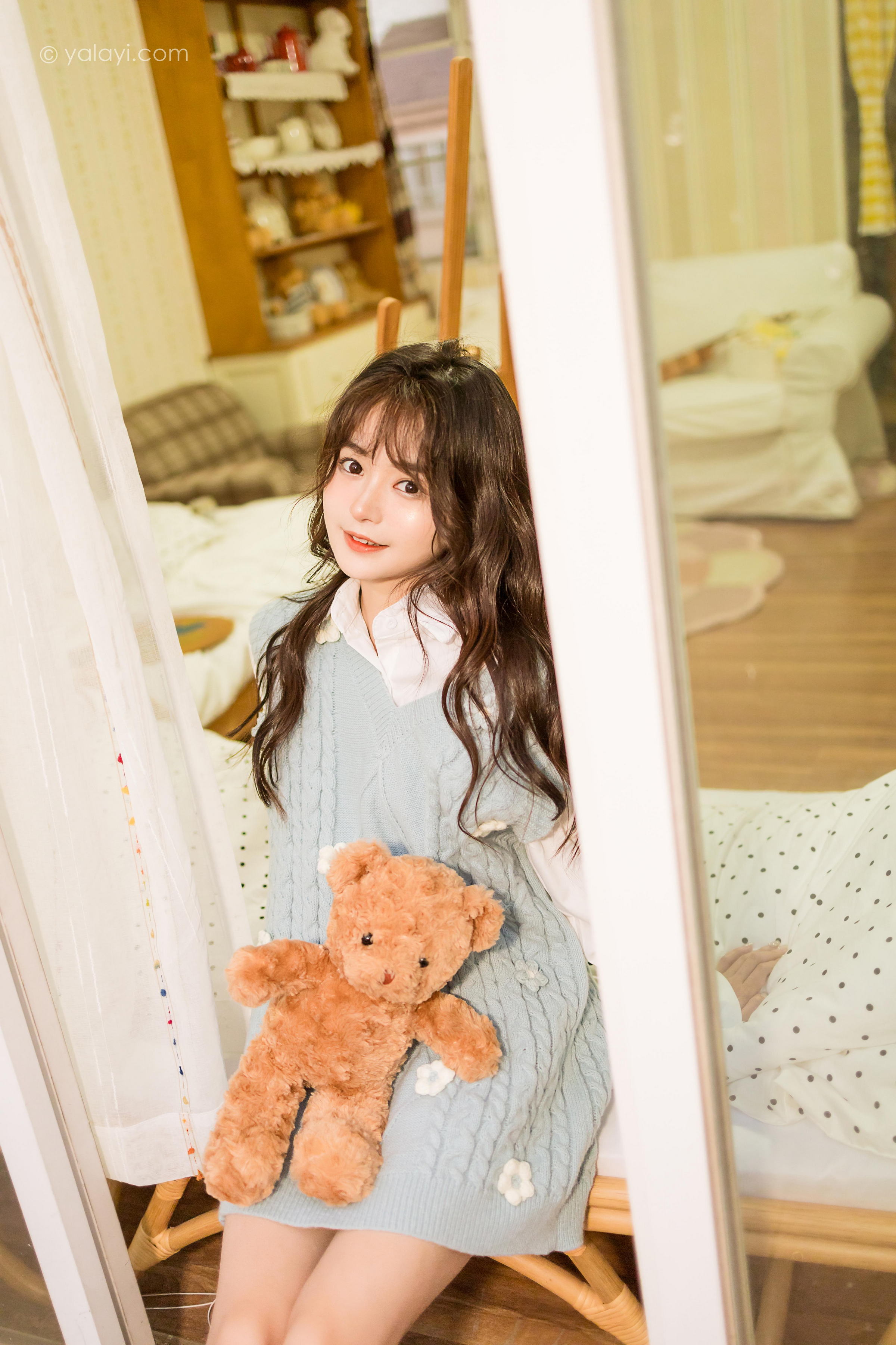 [YALAYI雅拉伊]2022.05.18 微微一笑 小亭 灰色镂空毛衣裙加白色衬衫清纯写真集第10张