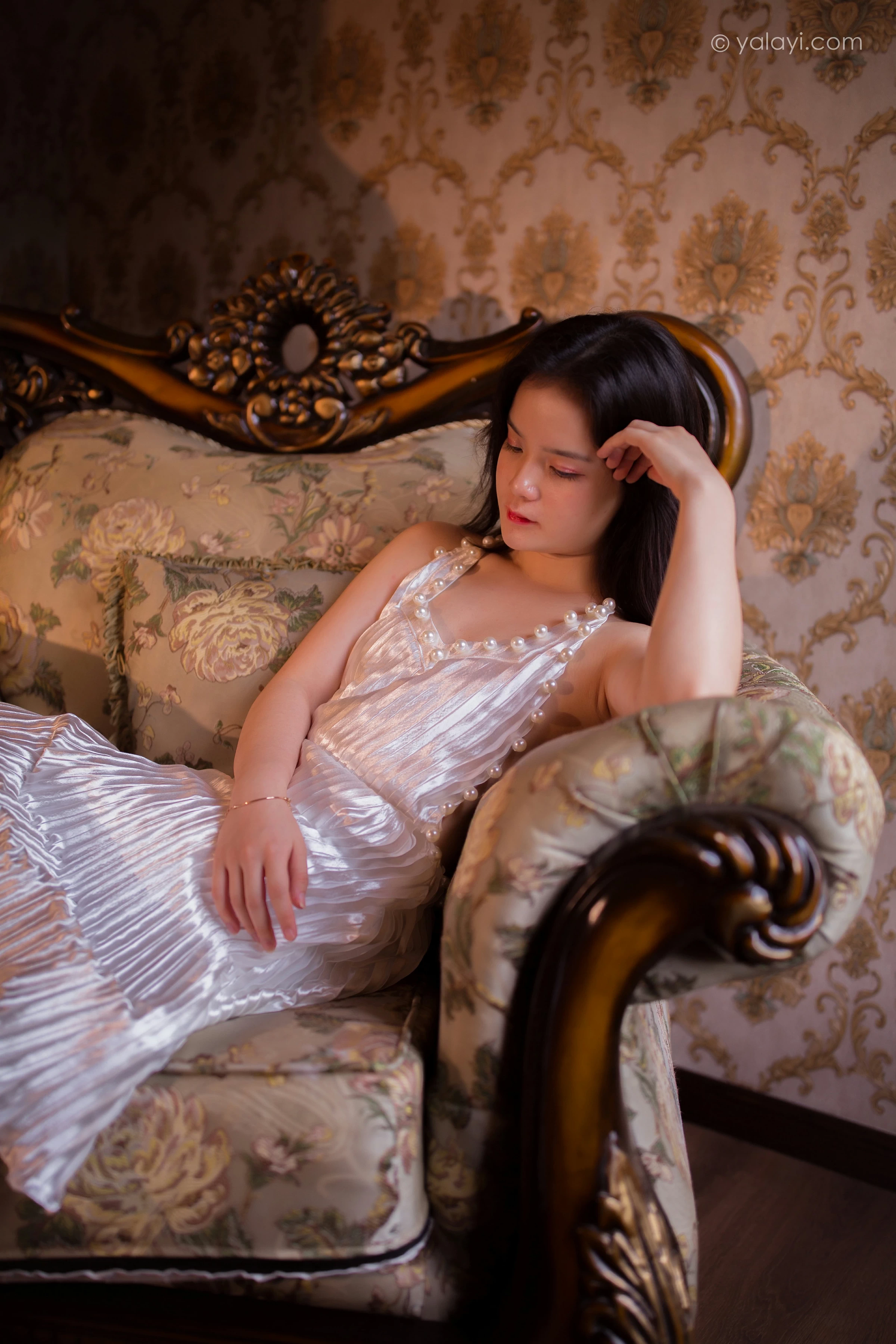 [YALAYI雅拉伊]NO.675 《月亮公主》 珍珠 白色吊脖裸背连衣裙性感私房写真集第8张