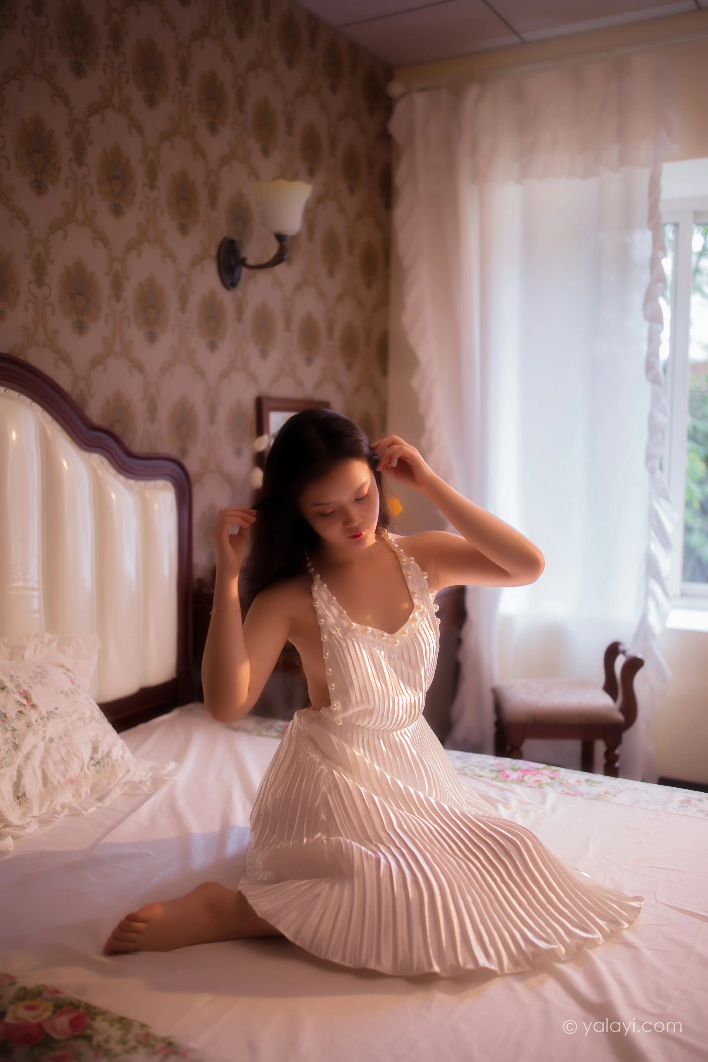 [YALAYI雅拉伊]NO.675 《月亮公主》 珍珠 白色吊脖裸背连衣裙性感私房写真集第12张