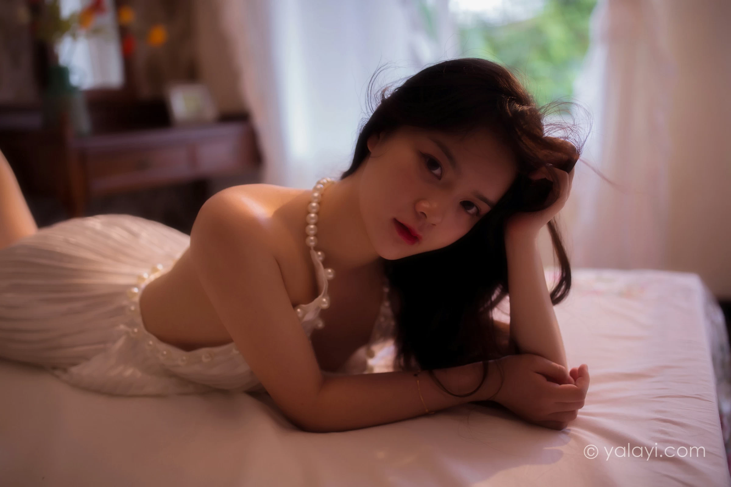 [YALAYI雅拉伊]NO.675 《月亮公主》 珍珠 白色吊脖裸背连衣裙性感私房写真集第14张