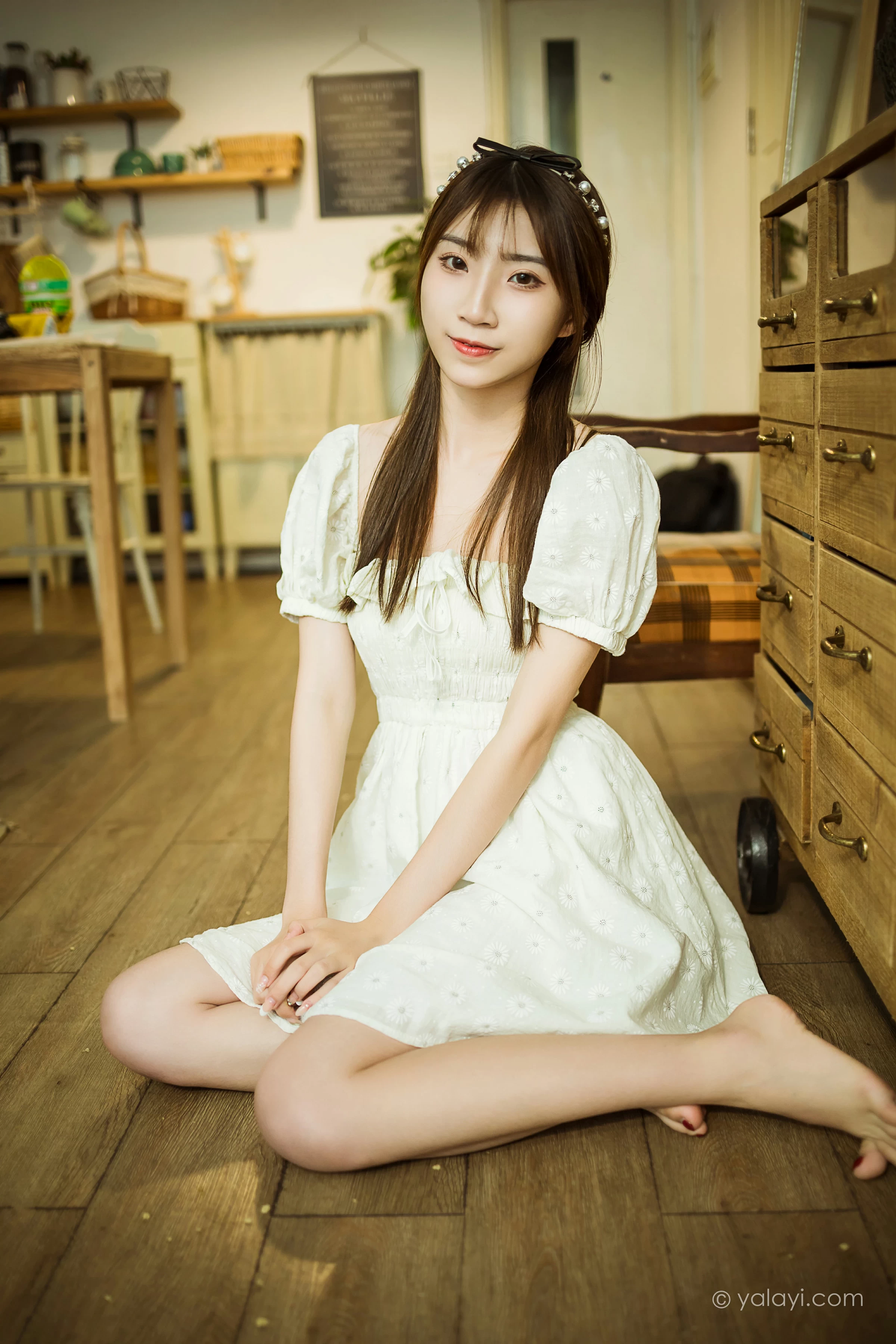 [YALAYI雅拉伊]NO.727 《甜美女友爱花艺》 小乔 白色裸背连衣裙居家写真第3张