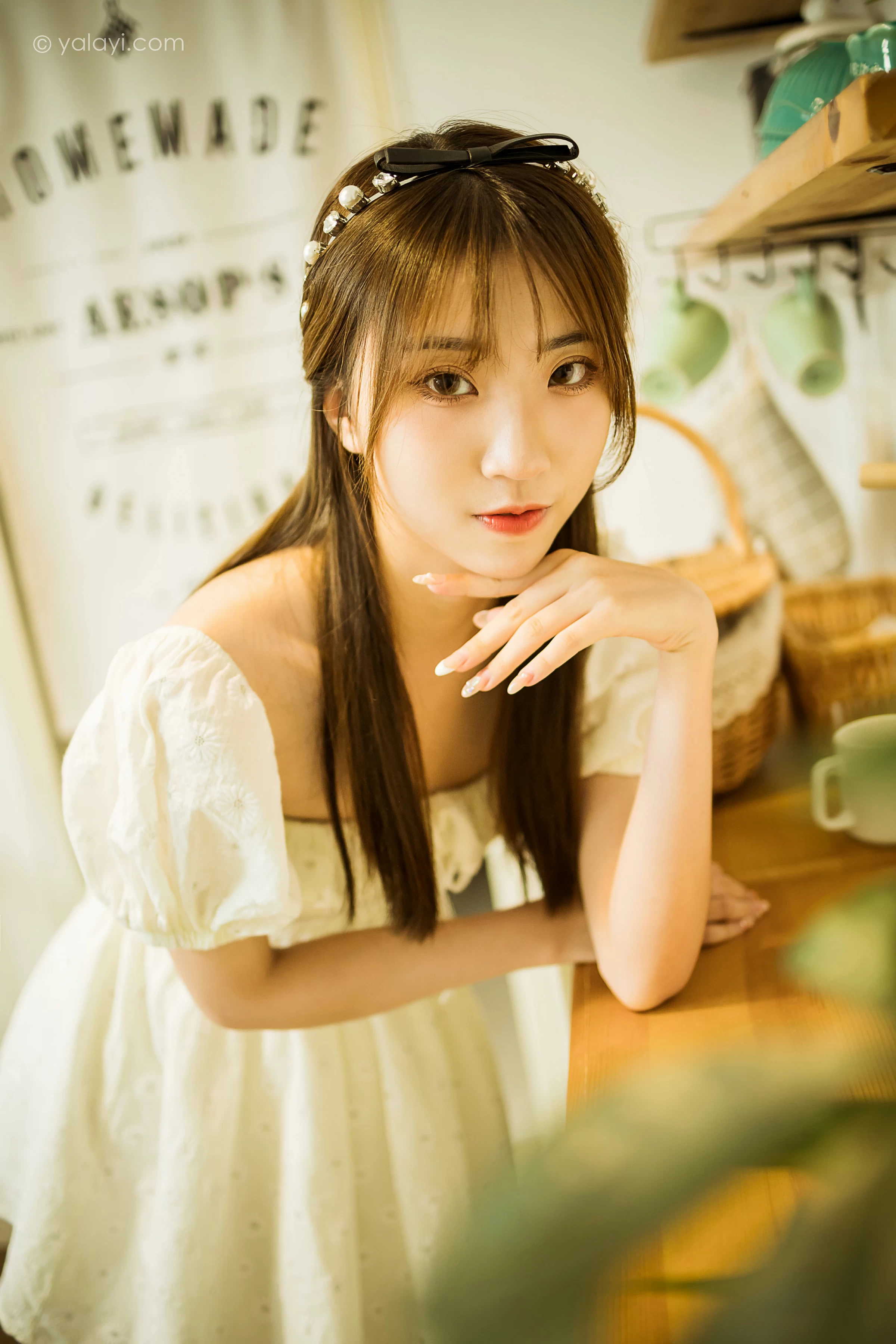 [YALAYI雅拉伊]NO.727 《甜美女友爱花艺》 小乔 白色裸背连衣裙居家写真第9张
