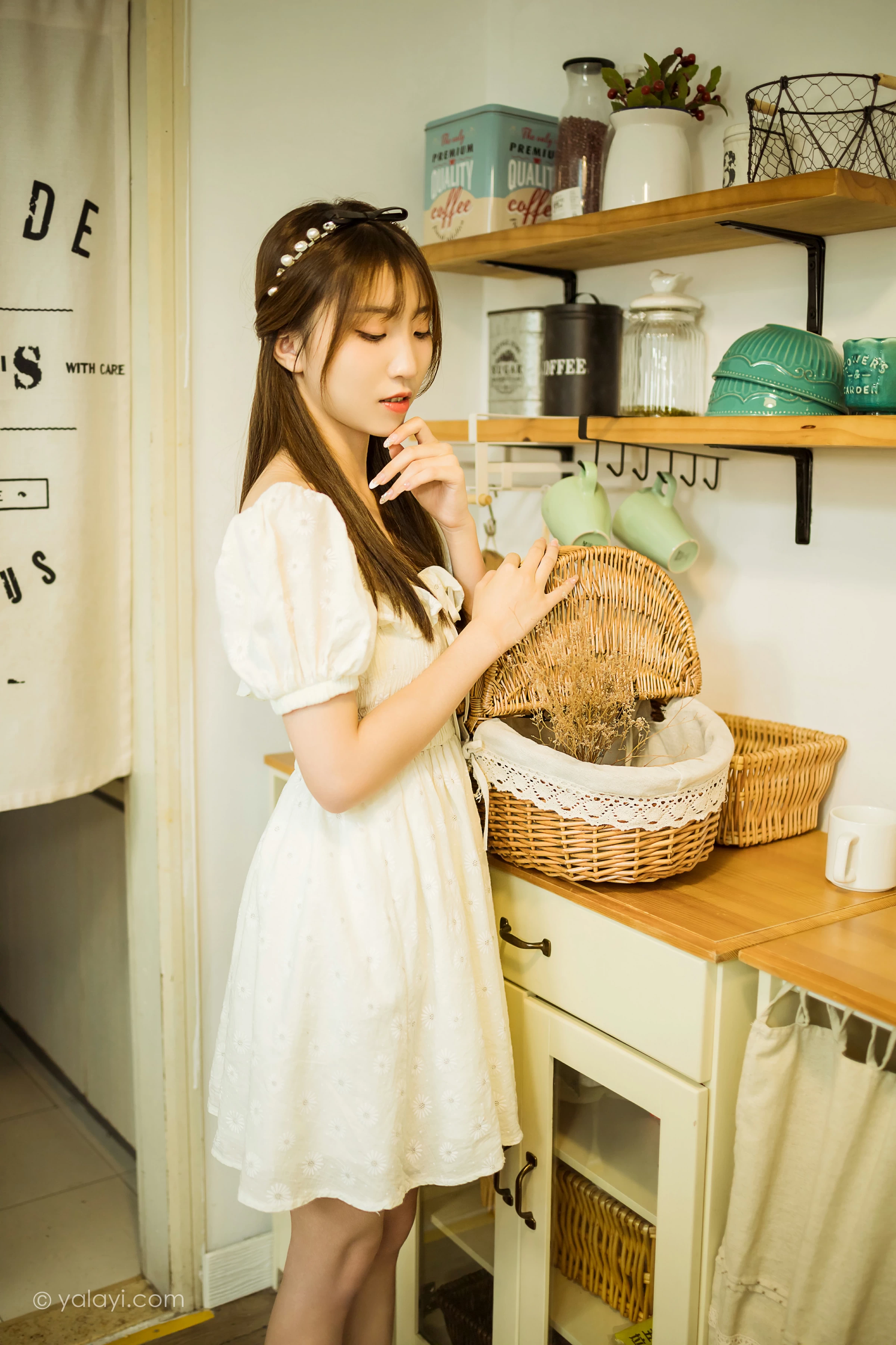 [YALAYI雅拉伊]NO.727 《甜美女友爱花艺》 小乔 白色裸背连衣裙居家写真第8张