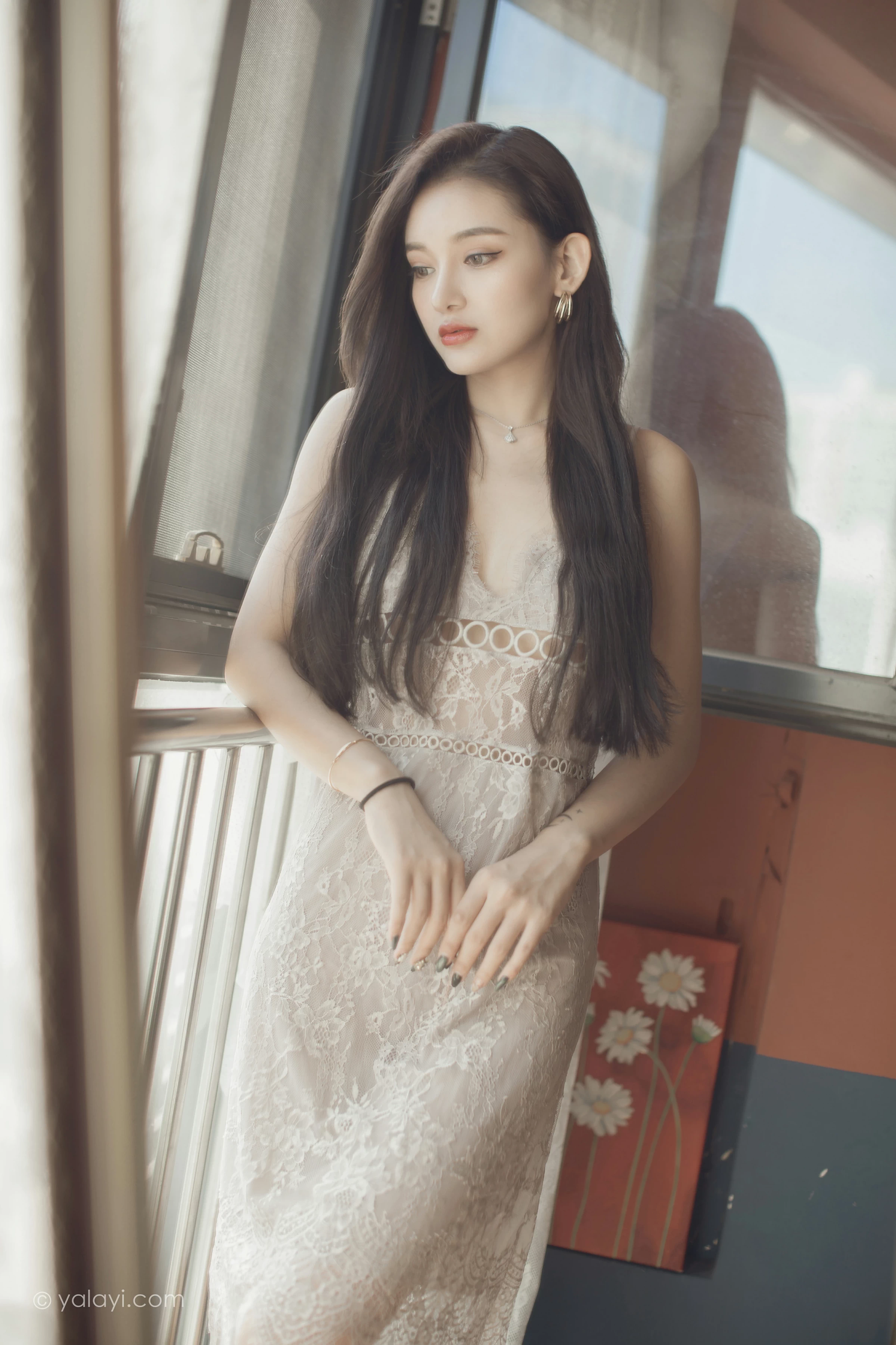 [YALAYI雅拉伊]NO.665 《无问》 刘子炀 白色透视蕾丝连衣裙性感私房写真集第3张