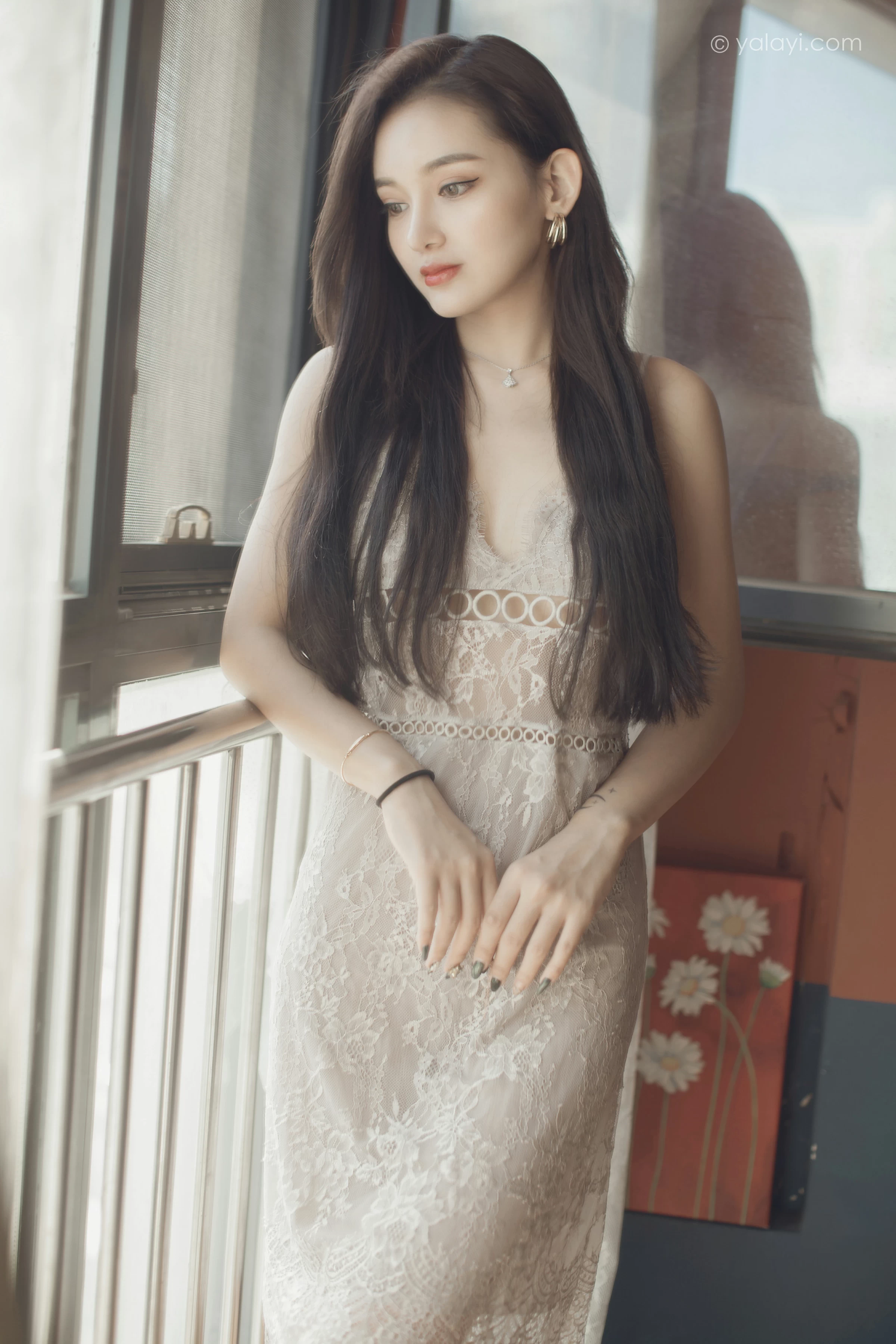 [YALAYI雅拉伊]NO.665 《无问》 刘子炀 白色透视蕾丝连衣裙性感私房写真集第3张