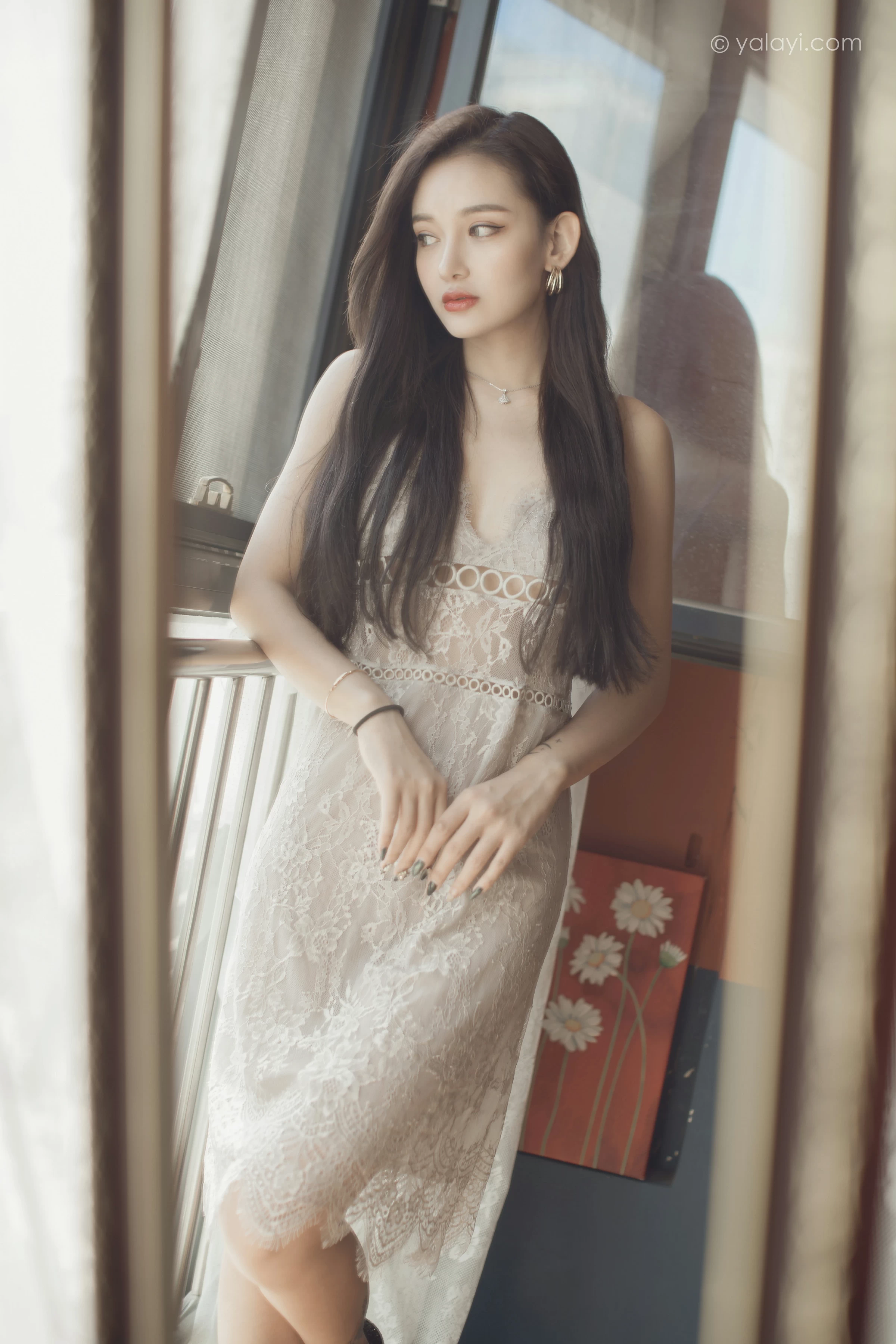 [YALAYI雅拉伊]NO.665 《无问》 刘子炀 白色透视蕾丝连衣裙性感私房写真集第2张