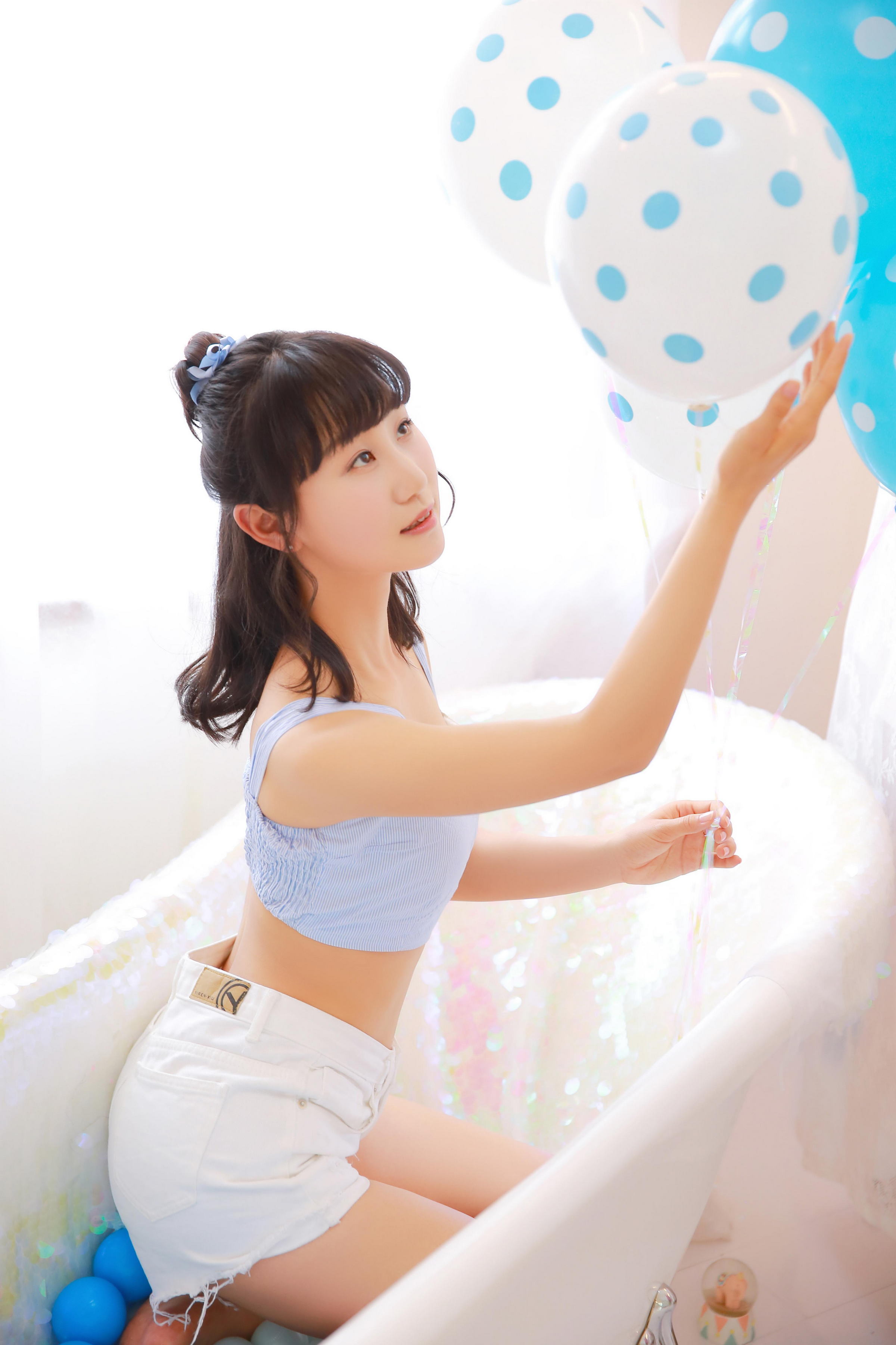 [YALAYI雅拉伊]2022.06.28 青春时光 阳光少女 白色短裤加小背心与粉色吊带蕾丝舞蹈裙清纯写真集第2张