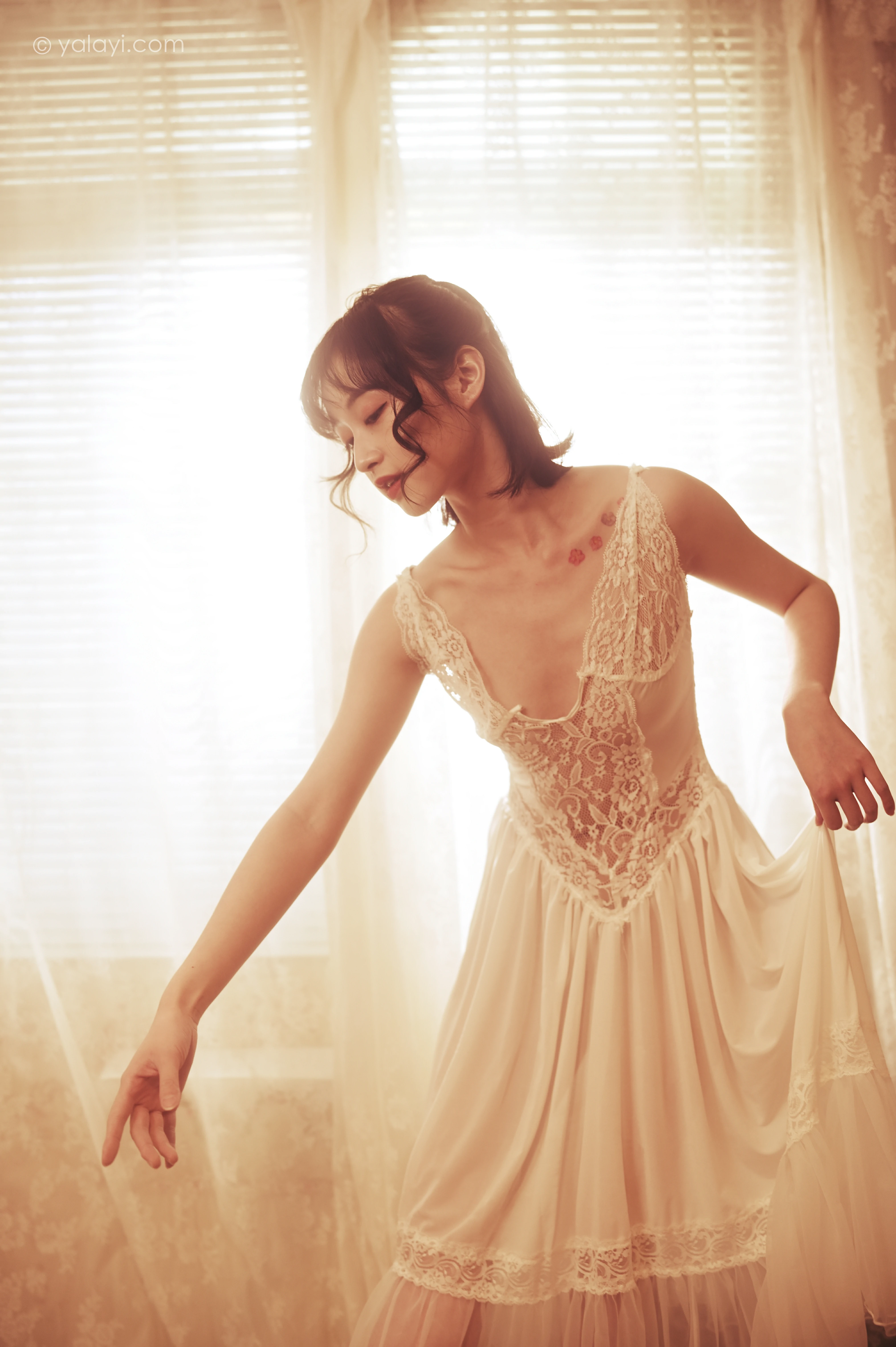 [YALAYI雅拉伊]NO.780 也曾优雅 京京 白色透视蕾丝连衣裙性感写真集第3张