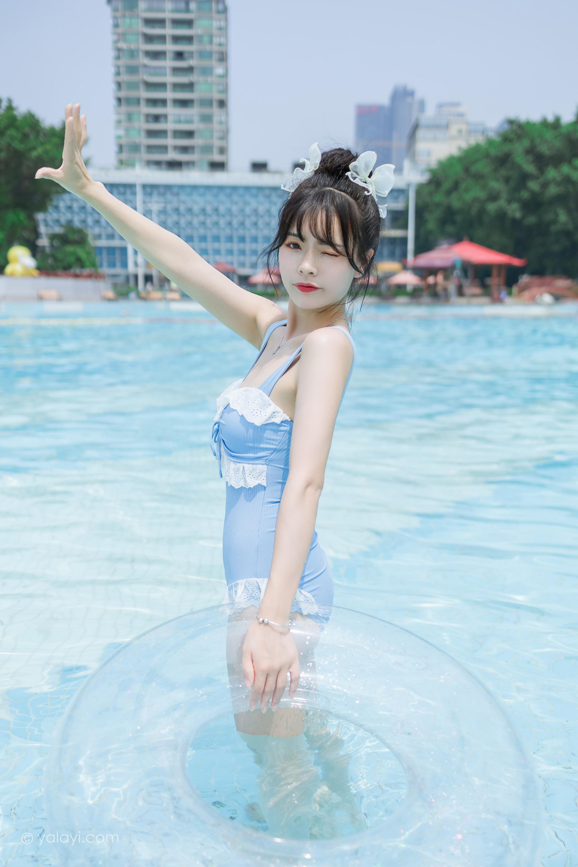 [YALAYI雅拉伊]2022.10.11 假日阳光 程小蝶 蓝色连体比基尼泳装性感写真集第3张
