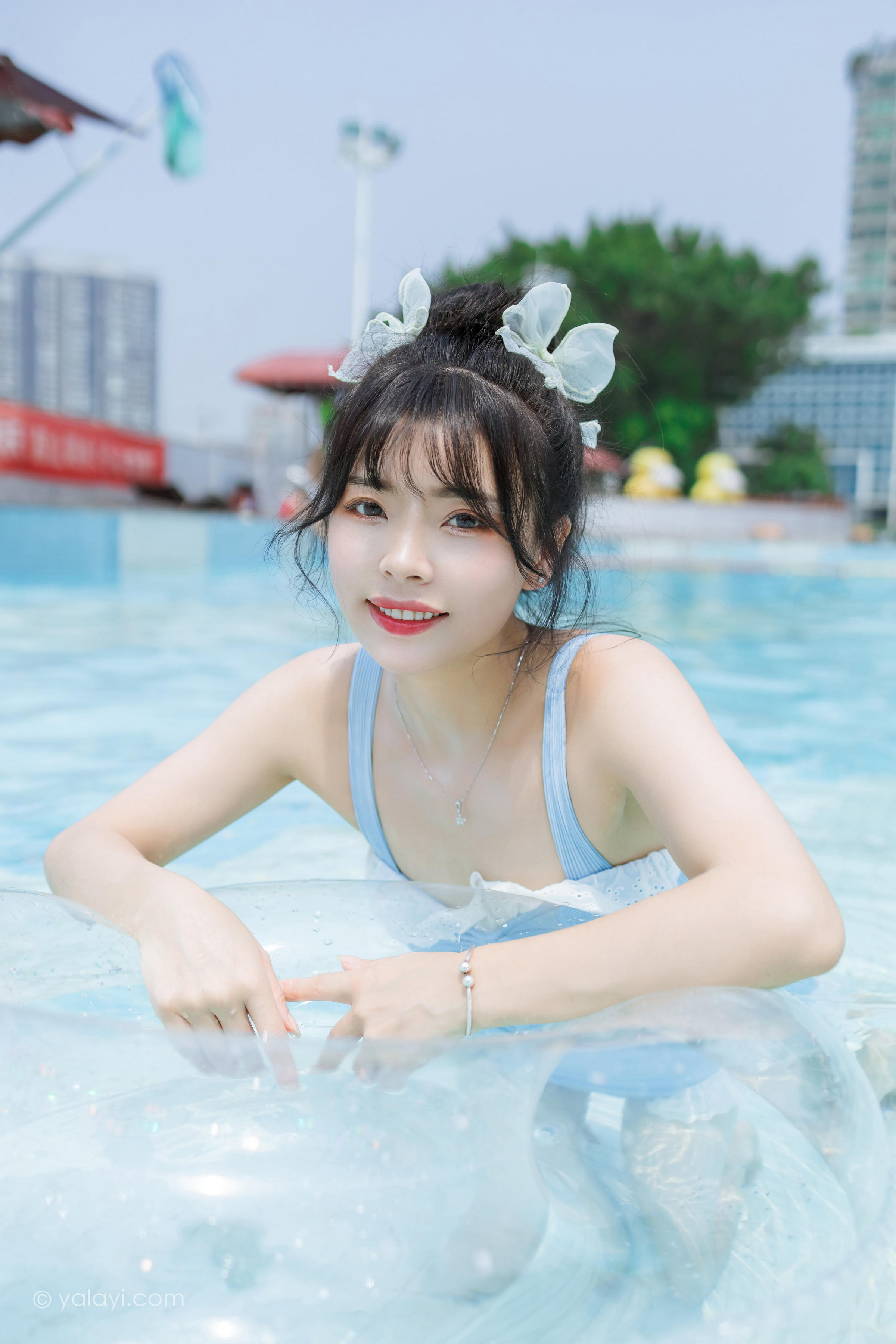 [YALAYI雅拉伊]2022.10.11 假日阳光 程小蝶 蓝色连体比基尼泳装性感写真集第12张