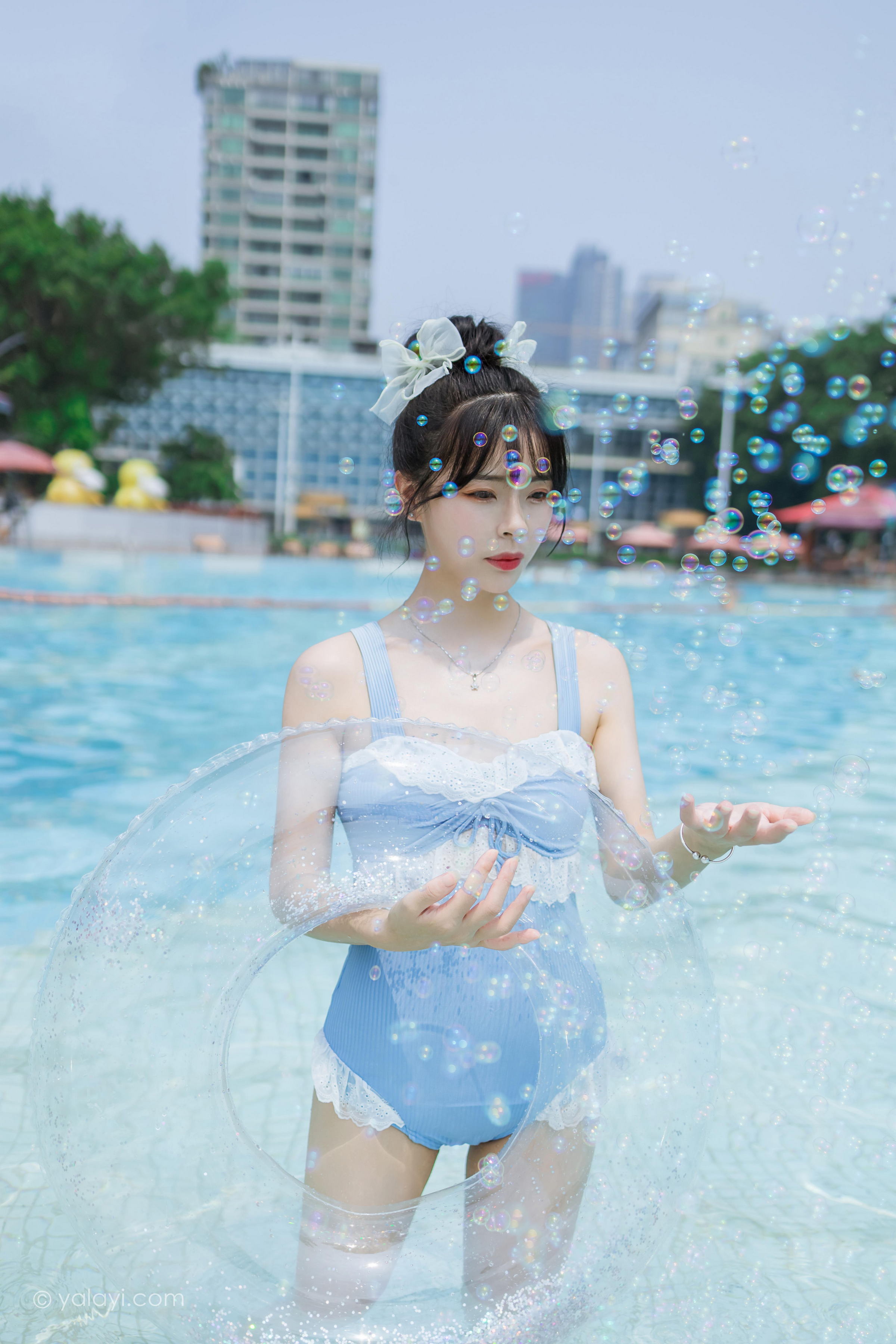 [YALAYI雅拉伊]2022.10.11 假日阳光 程小蝶 蓝色连体比基尼泳装性感写真集第7张