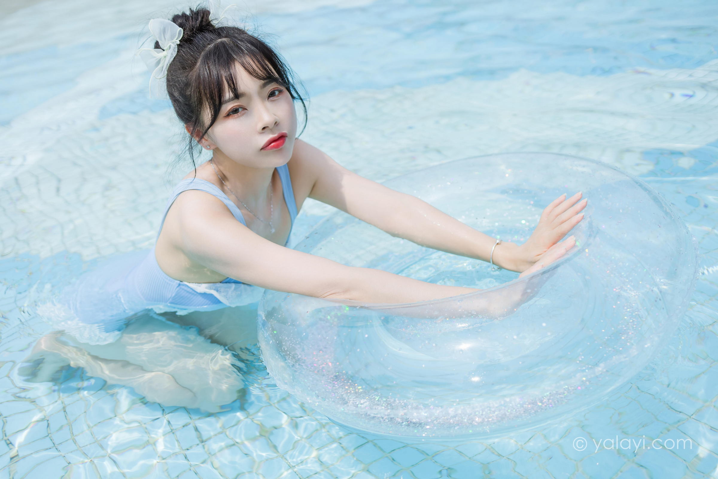 [YALAYI雅拉伊]2022.10.11 假日阳光 程小蝶 蓝色连体比基尼泳装性感写真集第1张