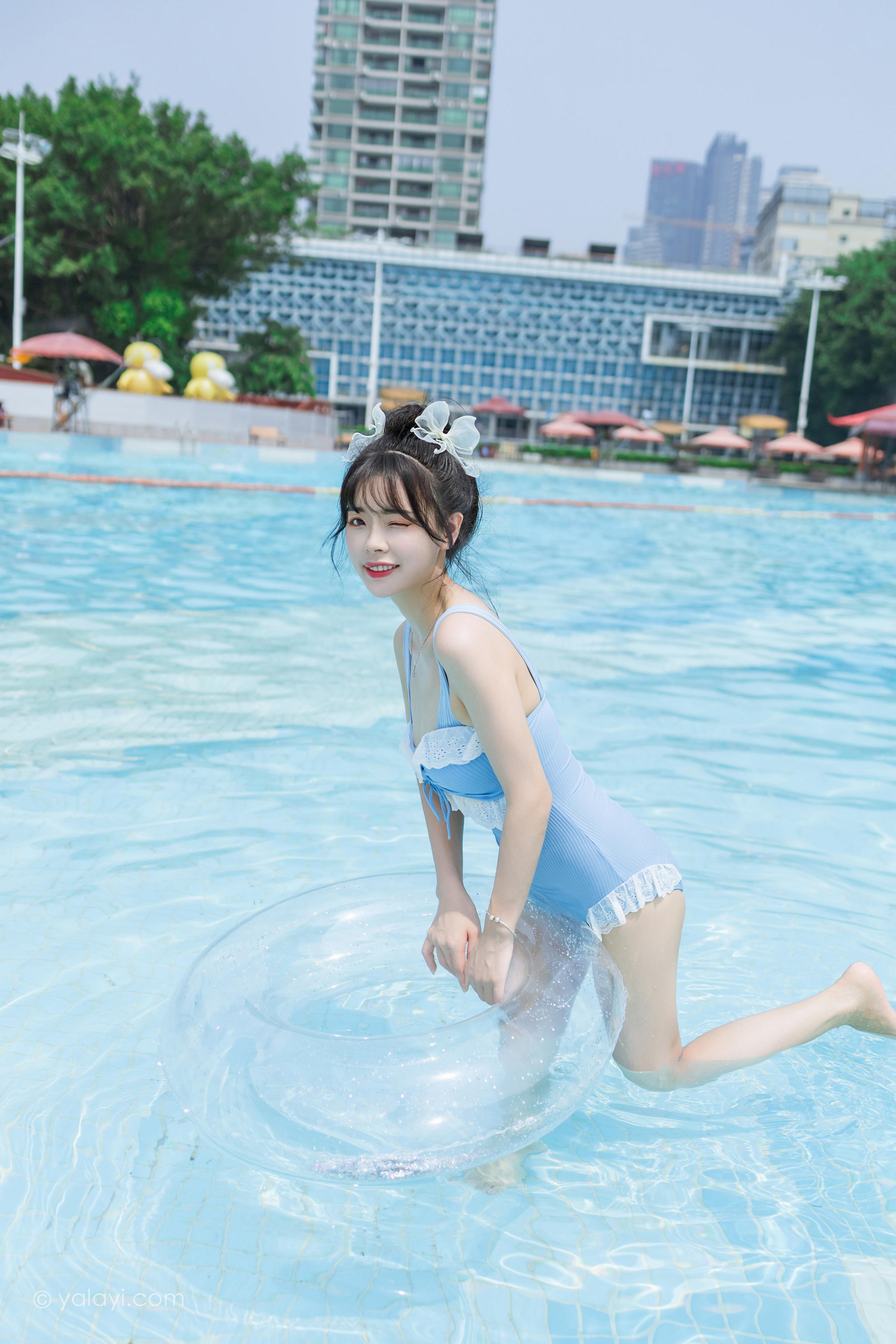 [YALAYI雅拉伊]2022.10.11 假日阳光 程小蝶 蓝色连体比基尼泳装性感写真集第14张
