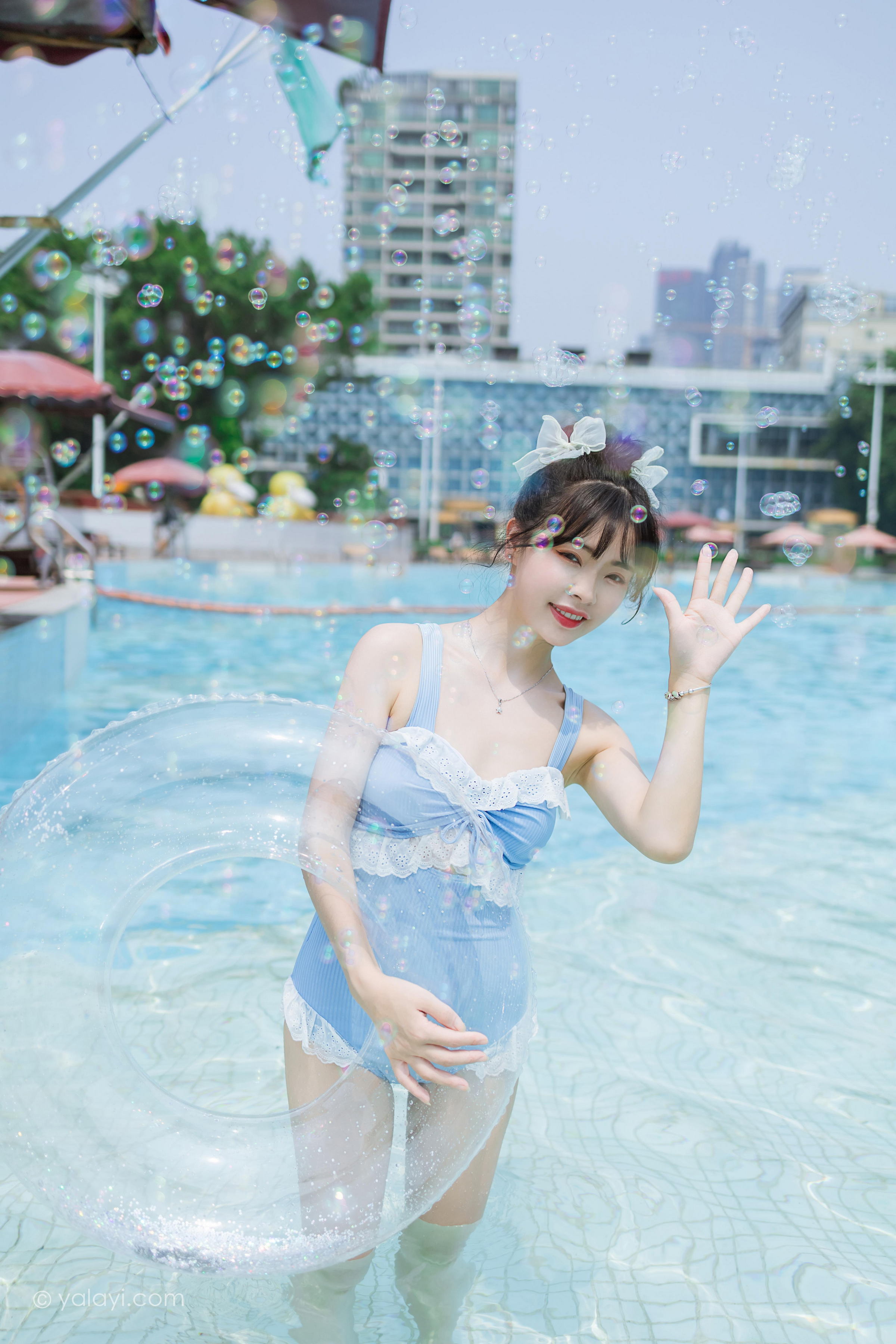 [YALAYI雅拉伊]2022.10.11 假日阳光 程小蝶 蓝色连体比基尼泳装性感写真集第7张