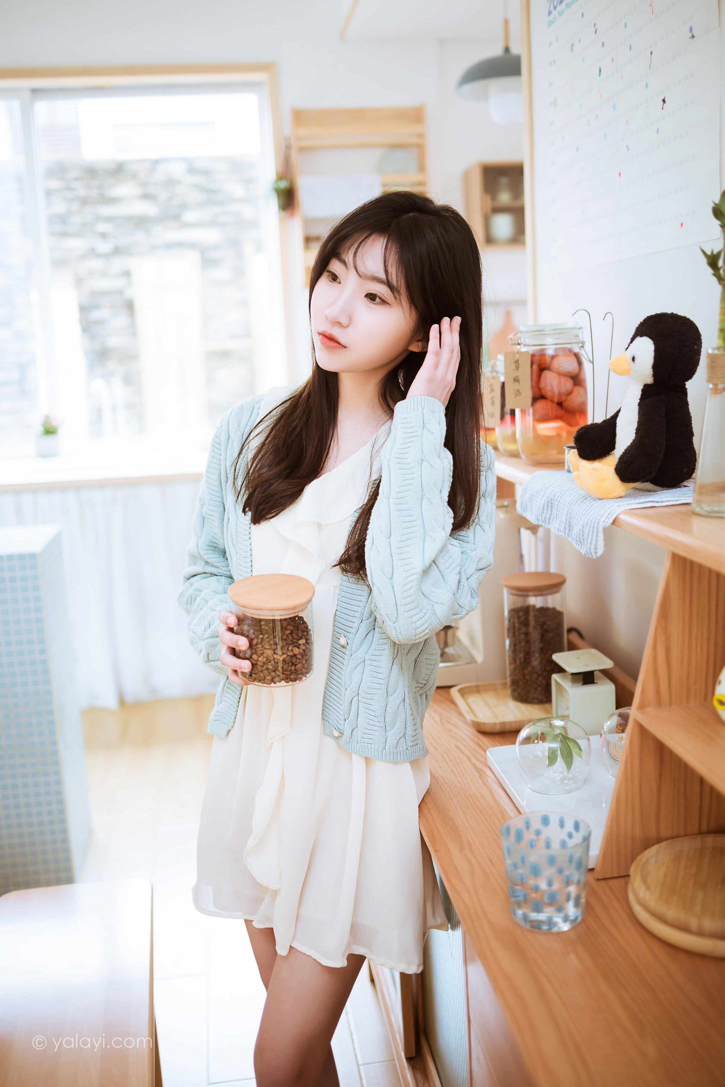 [YALAYI雅拉伊]2022.04.08 优雅永不过时 小乔 白色毛衣加连衣裙清纯写真集第6张