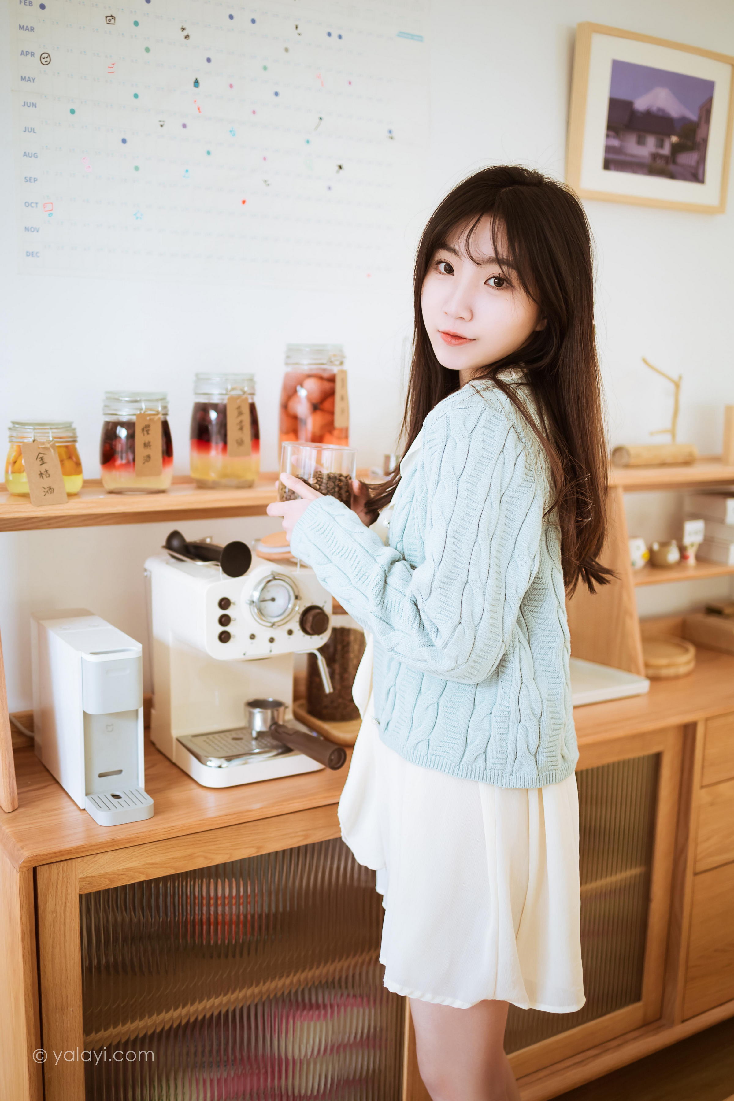 [YALAYI雅拉伊]2022.04.08 优雅永不过时 小乔 白色毛衣加连衣裙清纯写真集第6张