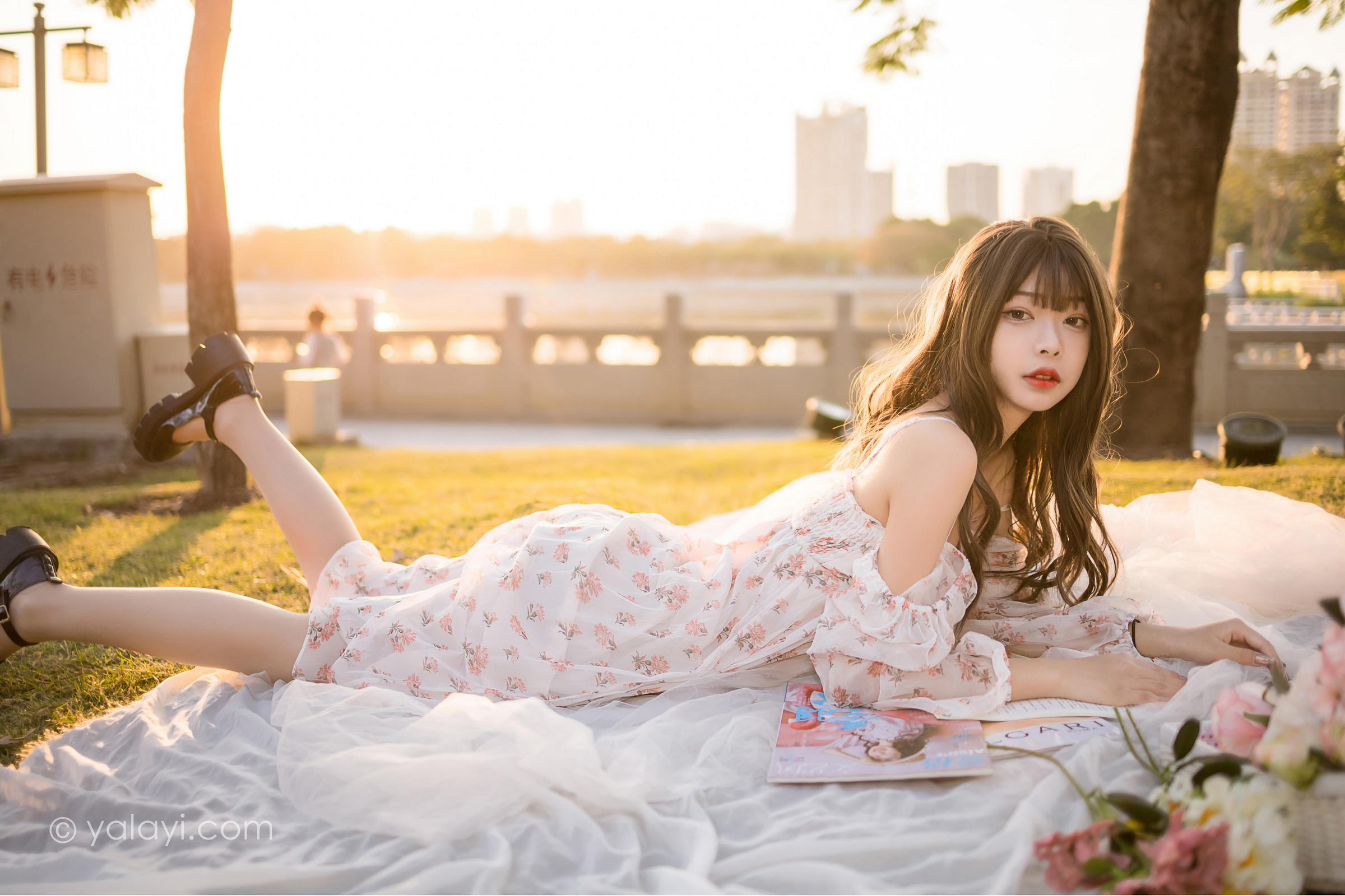 [YALAYI雅拉伊]2022.02.16 希望的阳光 阿禾 白色透视吊带连衣裙公园休闲写真集第6张