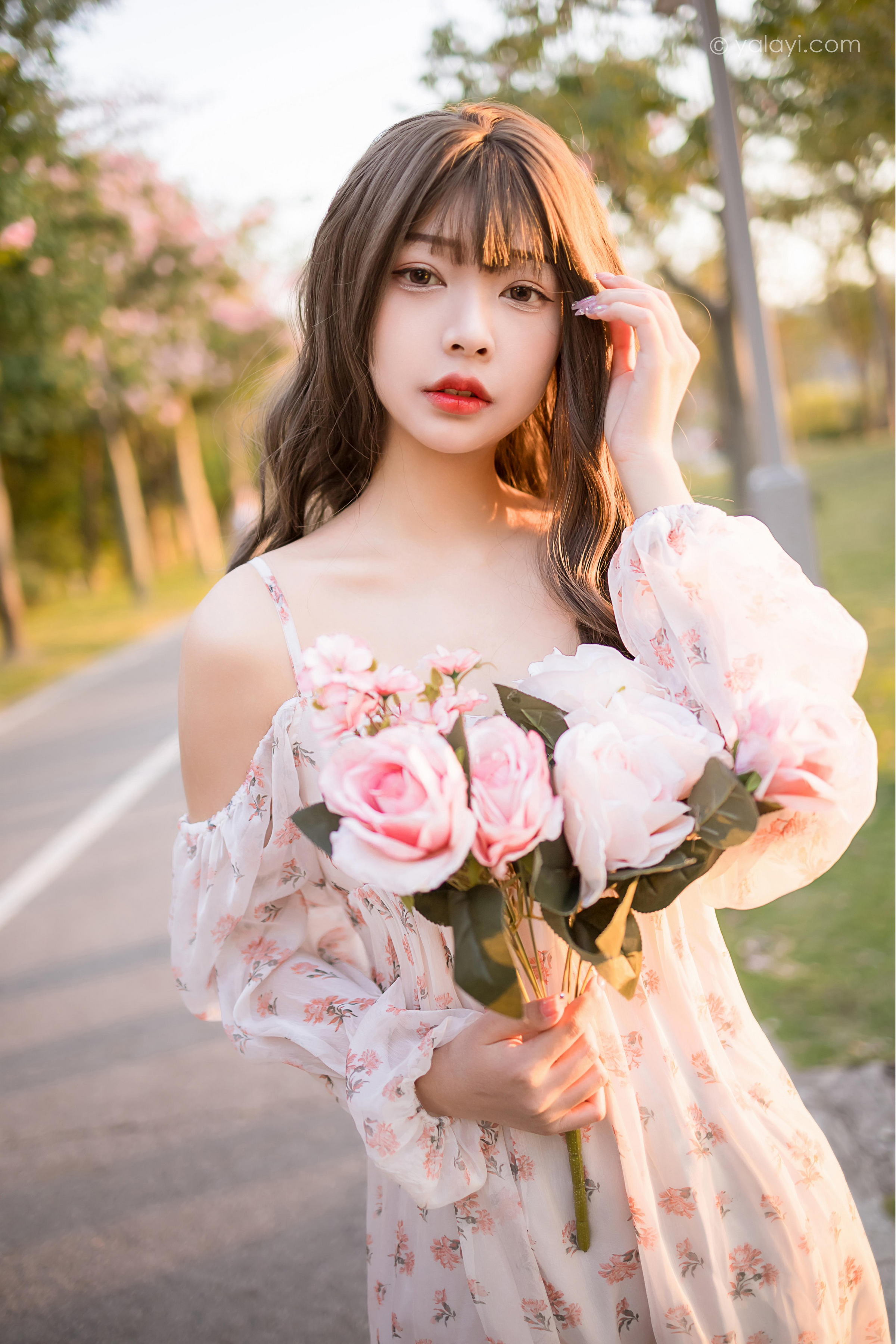 [YALAYI雅拉伊]2022.02.16 希望的阳光 阿禾 白色透视吊带连衣裙公园休闲写真集第10张