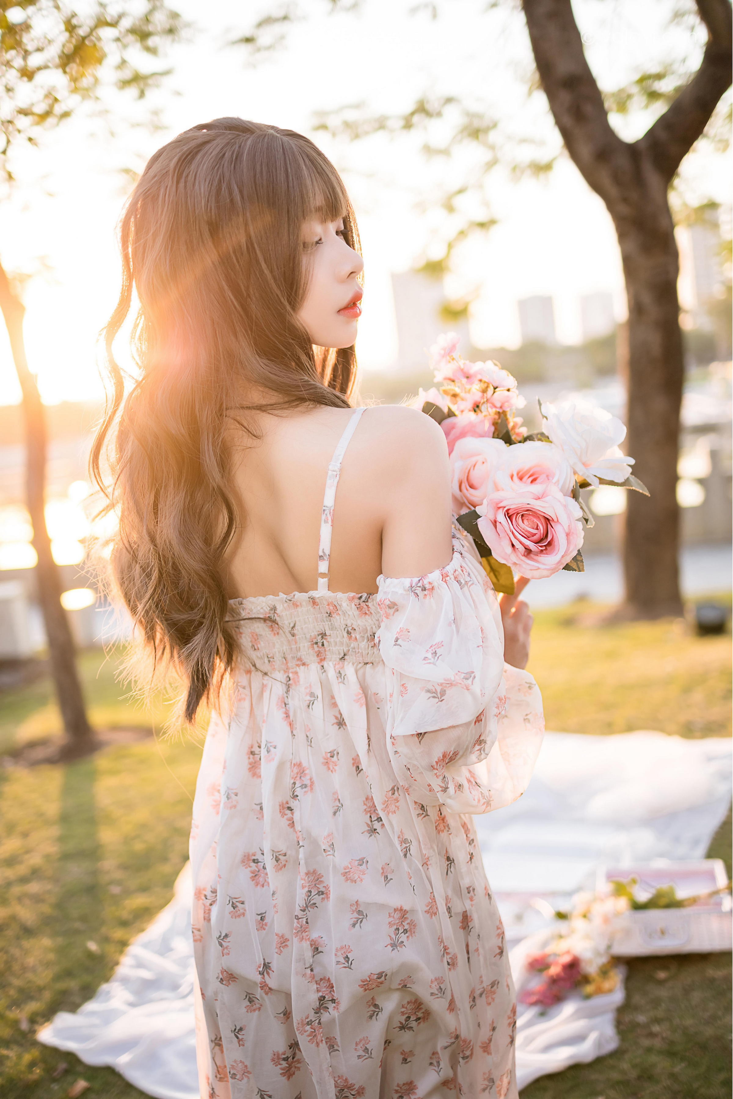 [YALAYI雅拉伊]2022.02.16 希望的阳光 阿禾 白色透视吊带连衣裙公园休闲写真集第9张