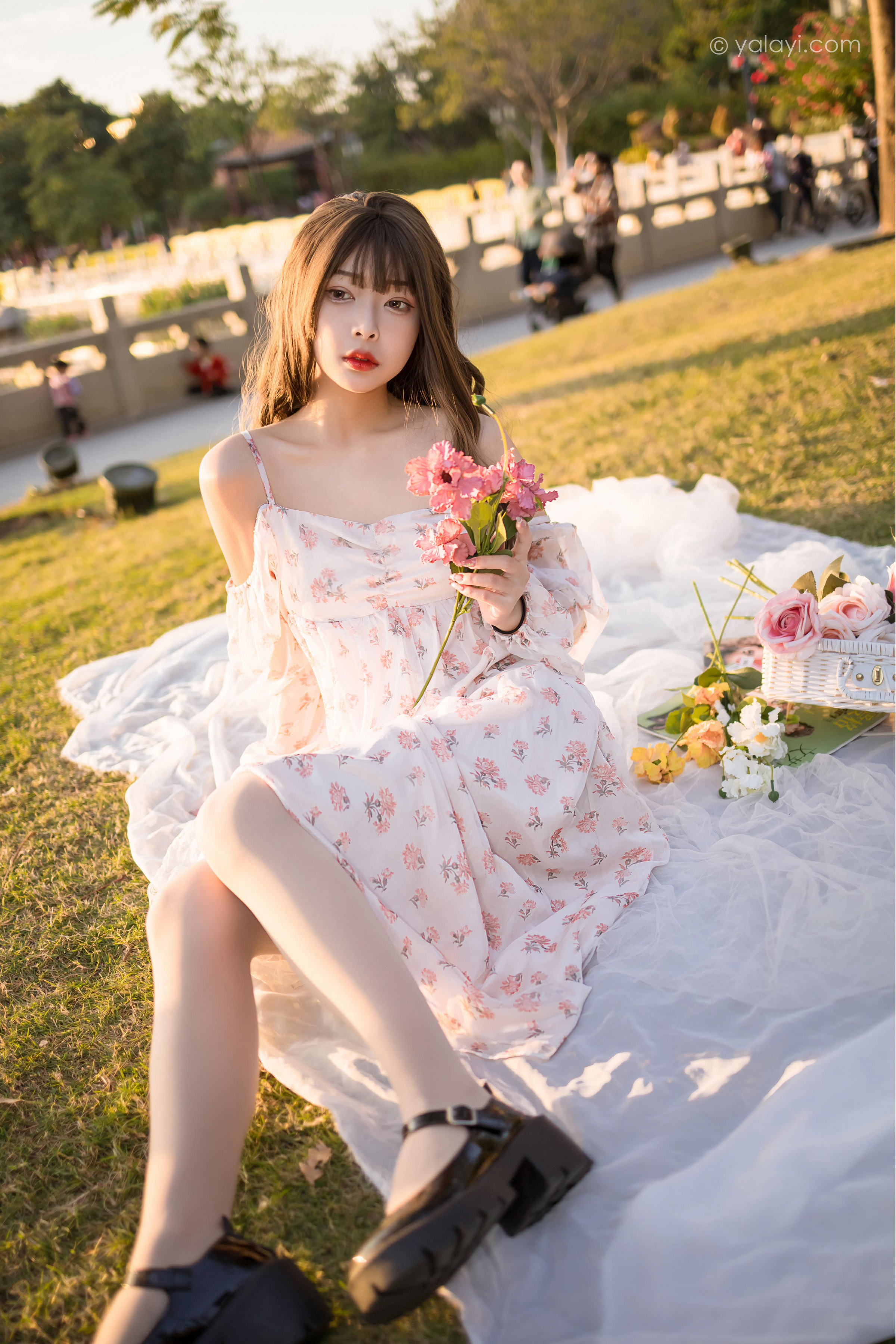 [YALAYI雅拉伊]2022.02.16 希望的阳光 阿禾 白色透视吊带连衣裙公园休闲写真集第4张