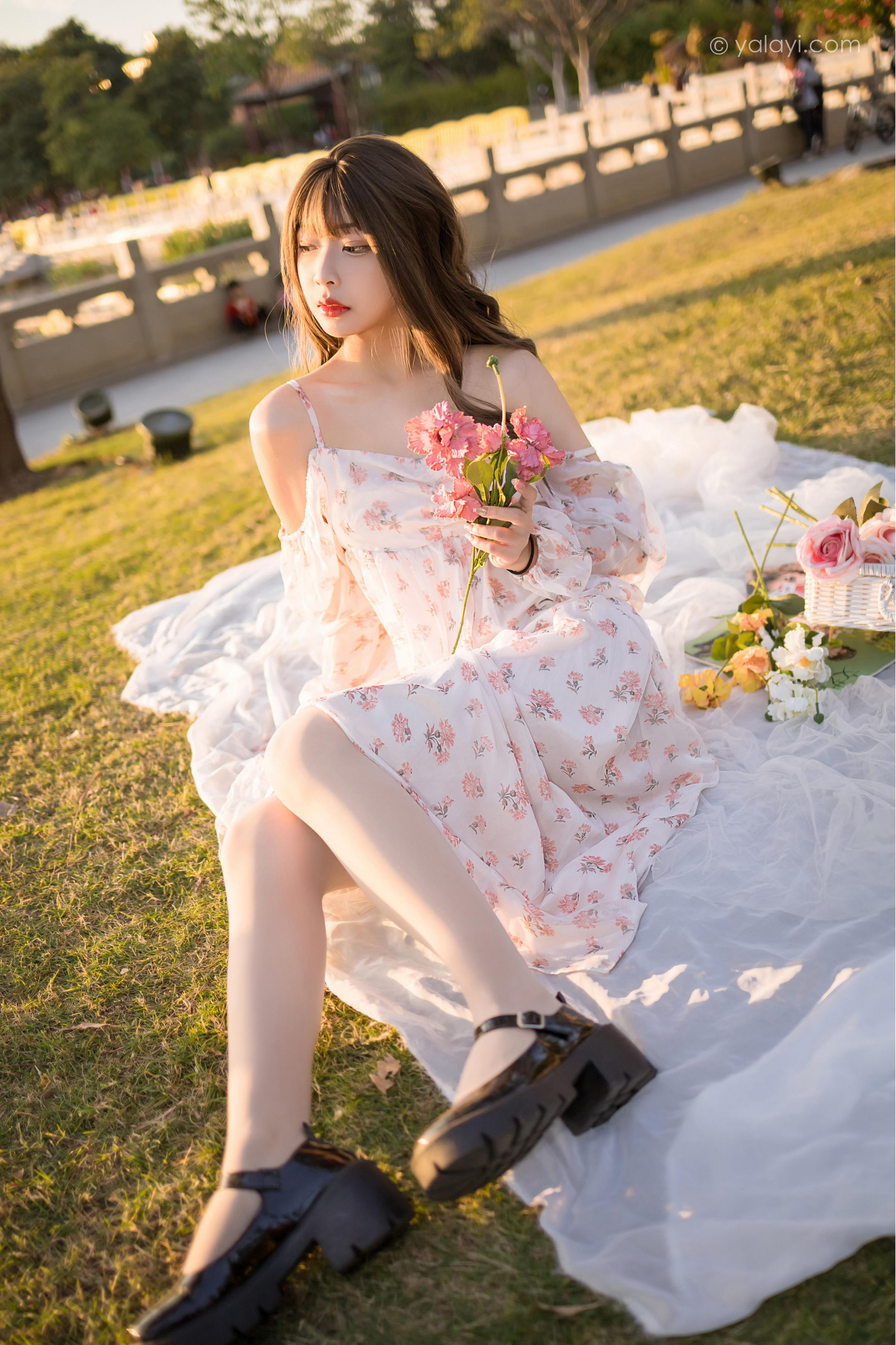 [YALAYI雅拉伊]2022.02.16 希望的阳光 阿禾 白色透视吊带连衣裙公园休闲写真集第4张