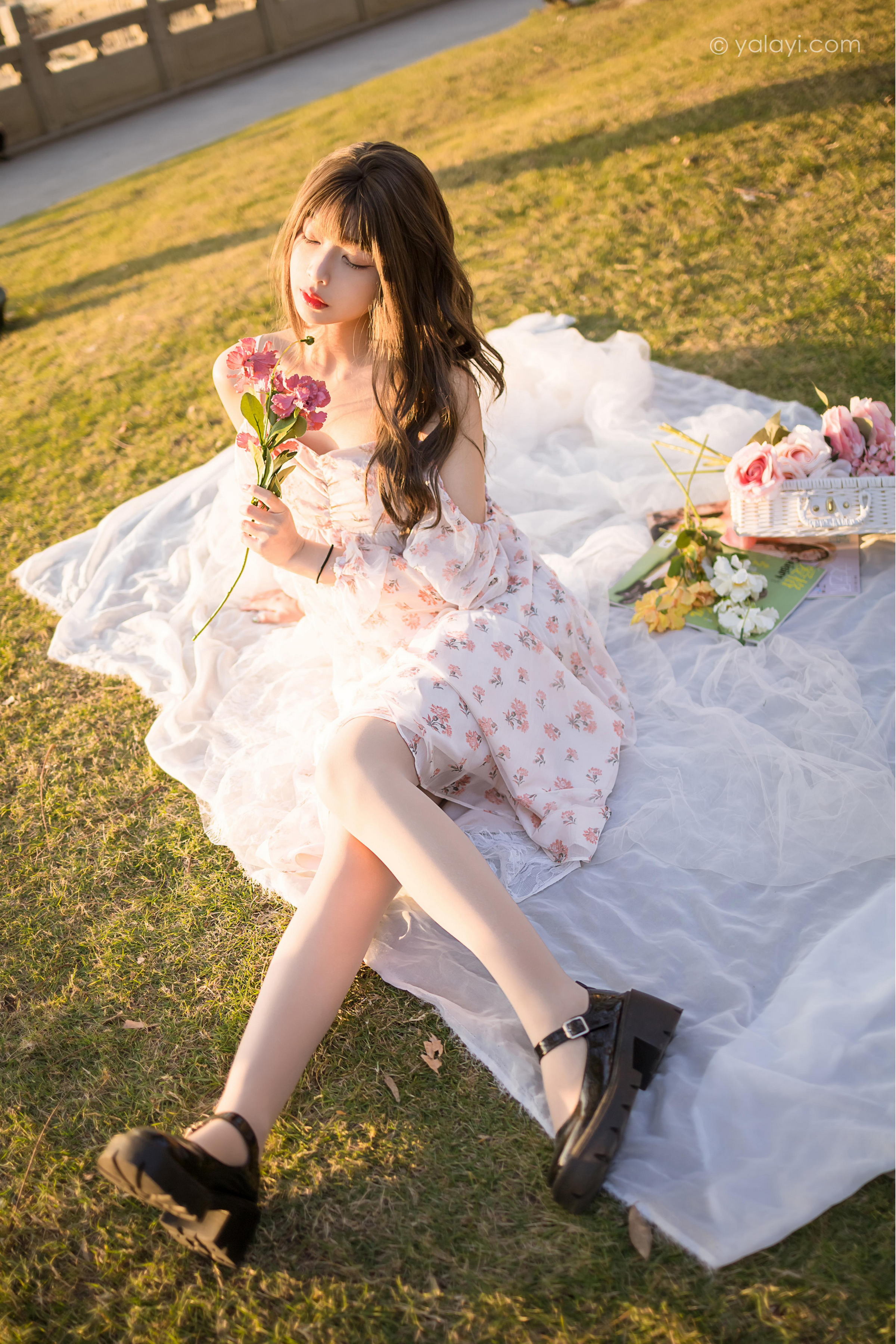 [YALAYI雅拉伊]2022.02.16 希望的阳光 阿禾 白色透视吊带连衣裙公园休闲写真集第2张