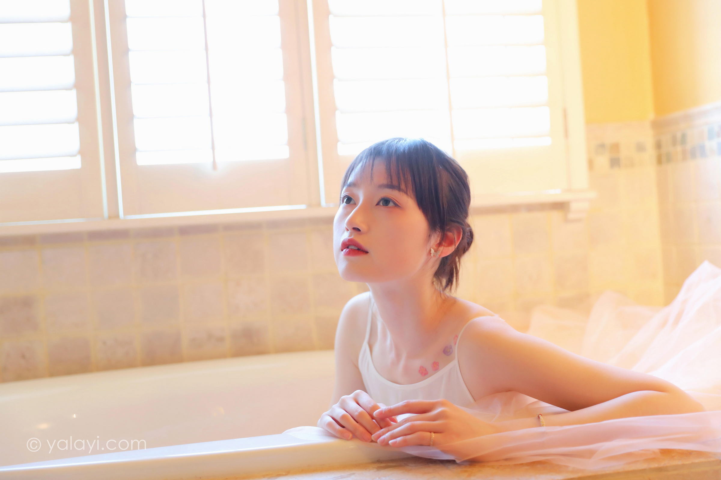 [YALAYI雅拉伊]2022.05.20 不是风景 京京 白色透视镂空披肩加橙色吊带睡衣裙性感写真集第5张