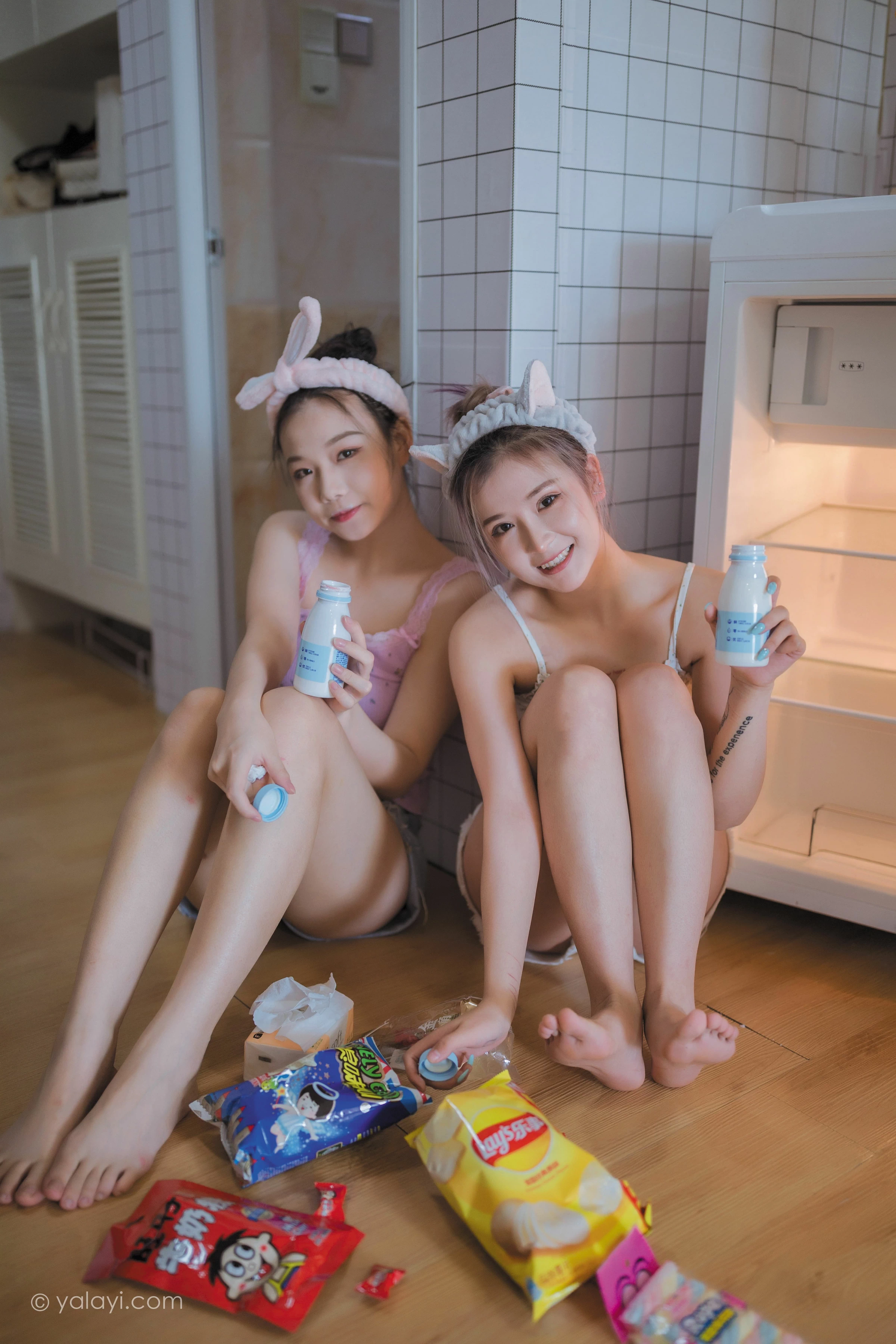 [YALAYI雅拉伊]NO.728 《另一个我》 左木 梦涵 性感小背心加短裤居家私房写真集第1张