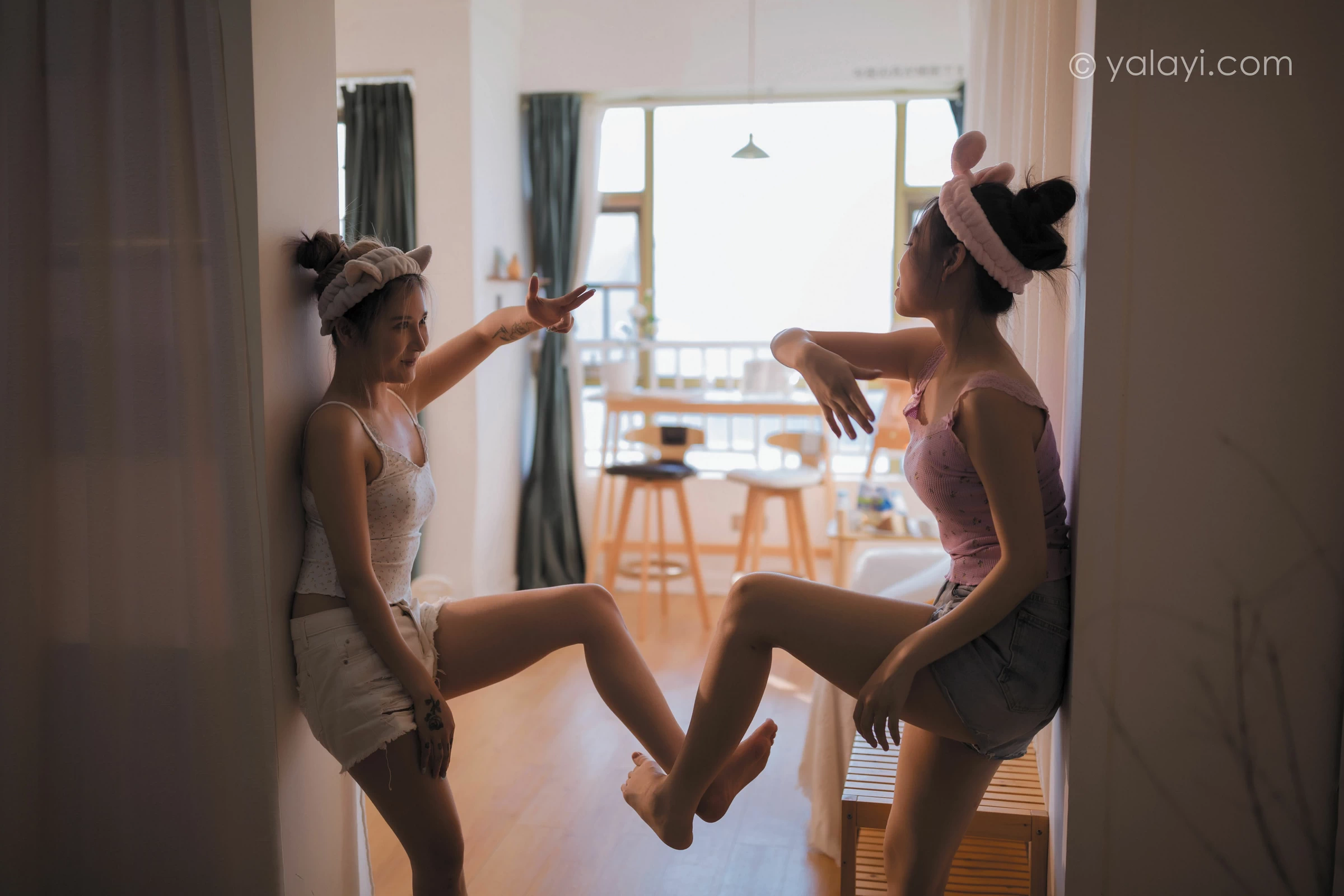 [YALAYI雅拉伊]NO.728 《另一个我》 左木 梦涵 性感小背心加短裤居家私房写真集第12张