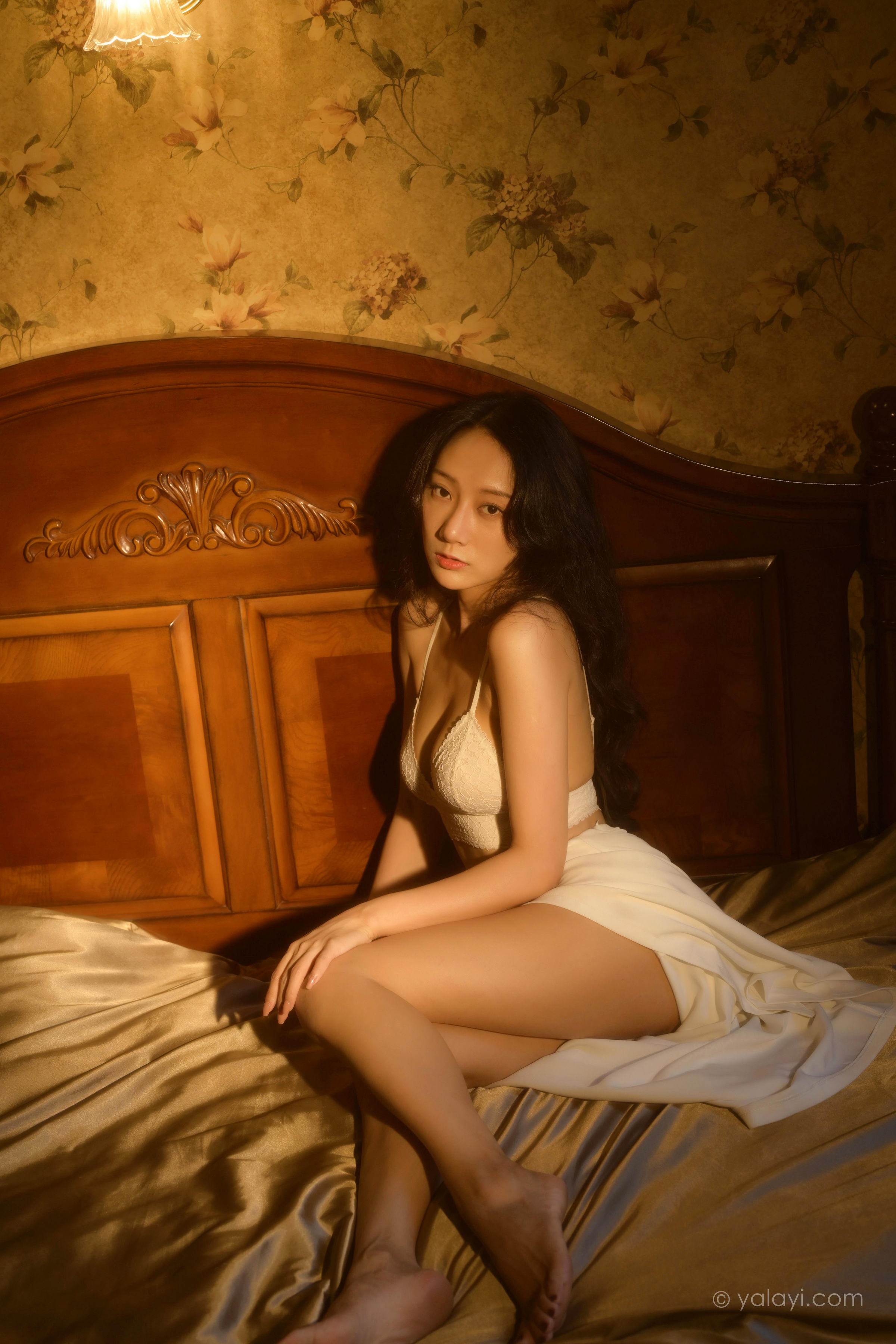 [YALAYI雅拉伊]2022.10.12 她是谁 何嘉颖 白色蕾丝内衣加开叉长裙居家性感私房写真集第2张