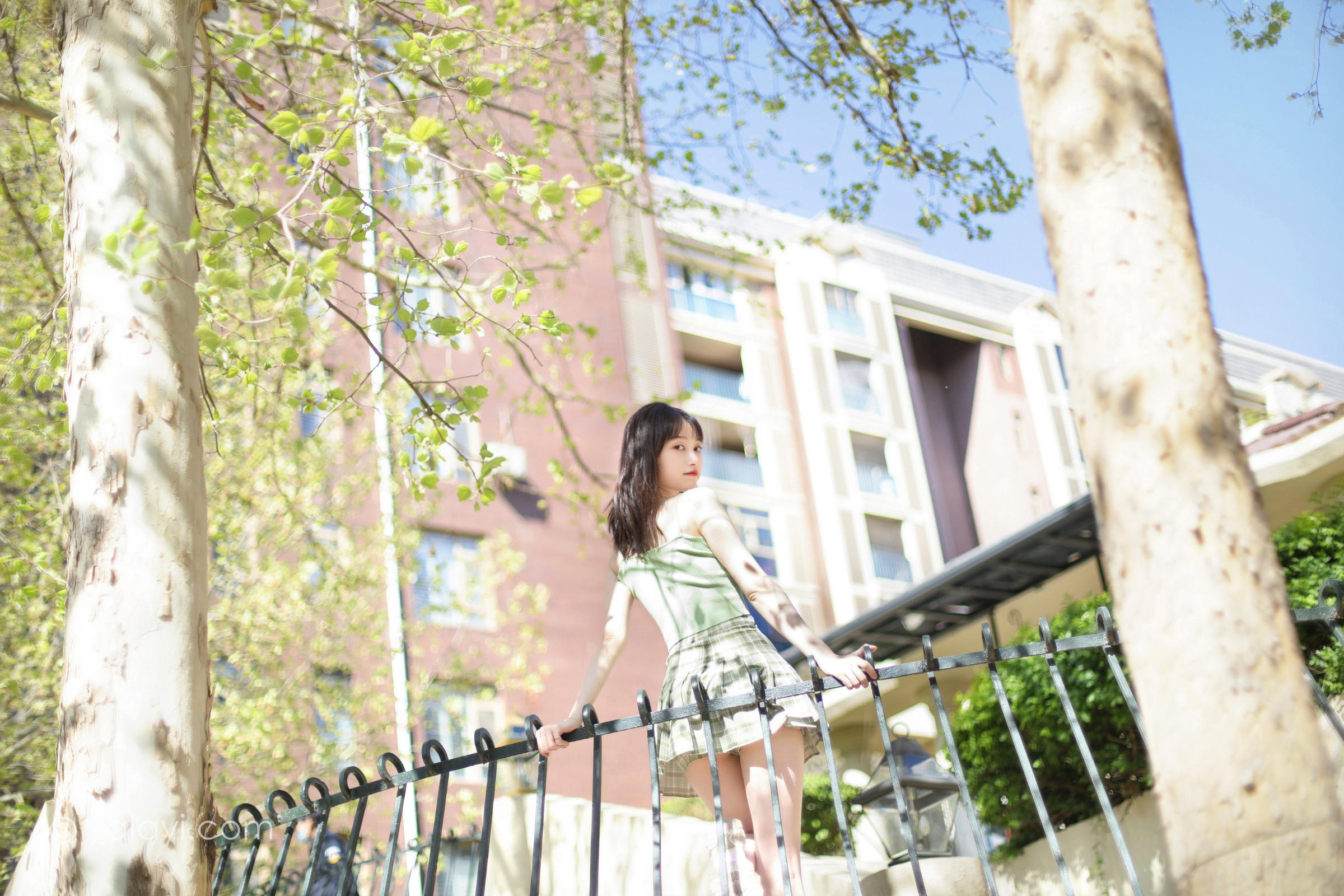 [YALAYI雅拉伊]2022.04.23 春柔 京京 性感小背心加格子短裙清纯写真集第11张