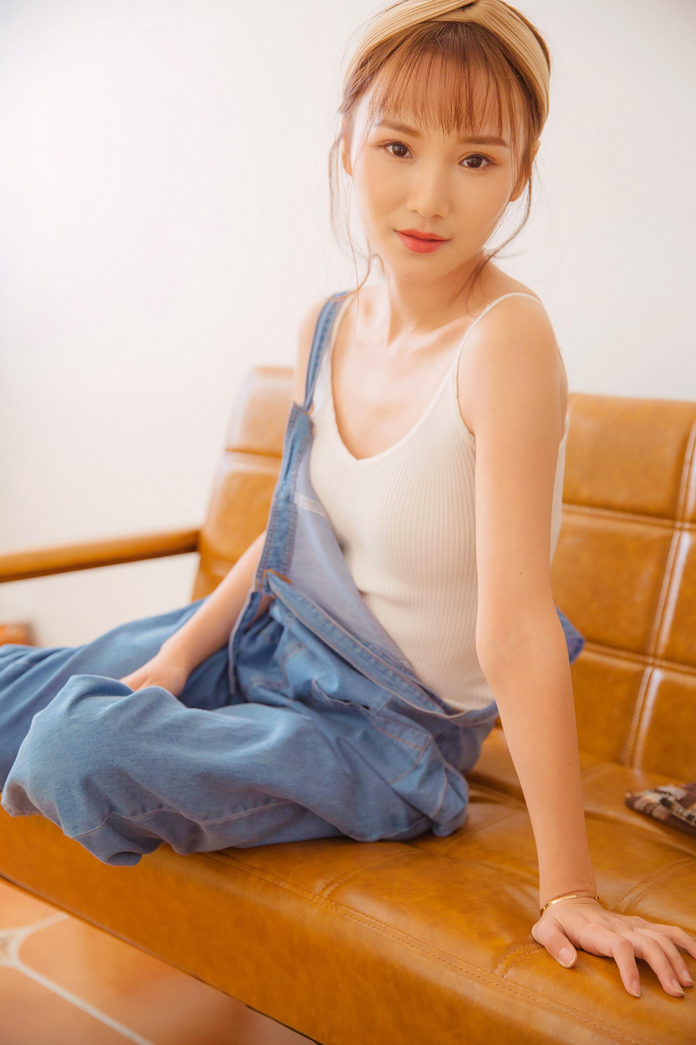 [YALAYI雅拉伊]2022.05.20 飒爽女生 灰色背带牛仔裤加白色性感小背心清纯写真集第8张