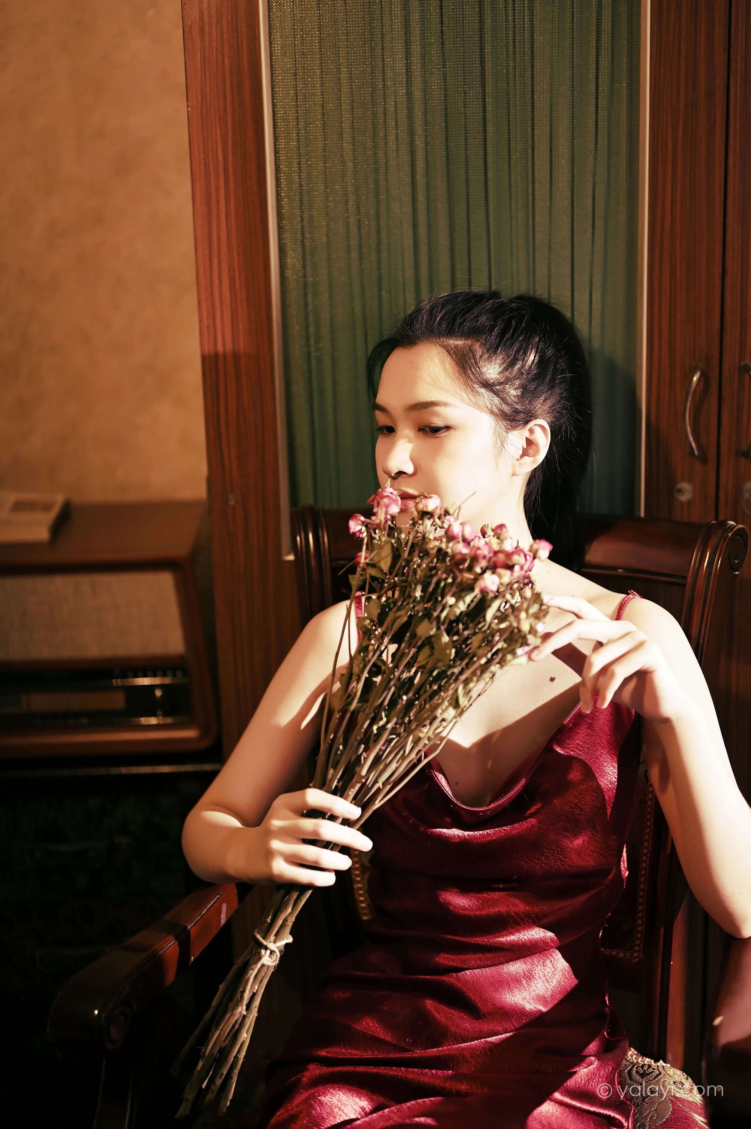 [YALAYI雅拉伊]NO.746 《岁月静好》 方岚 红色吊带裸背连衣裙性感写真集第10张