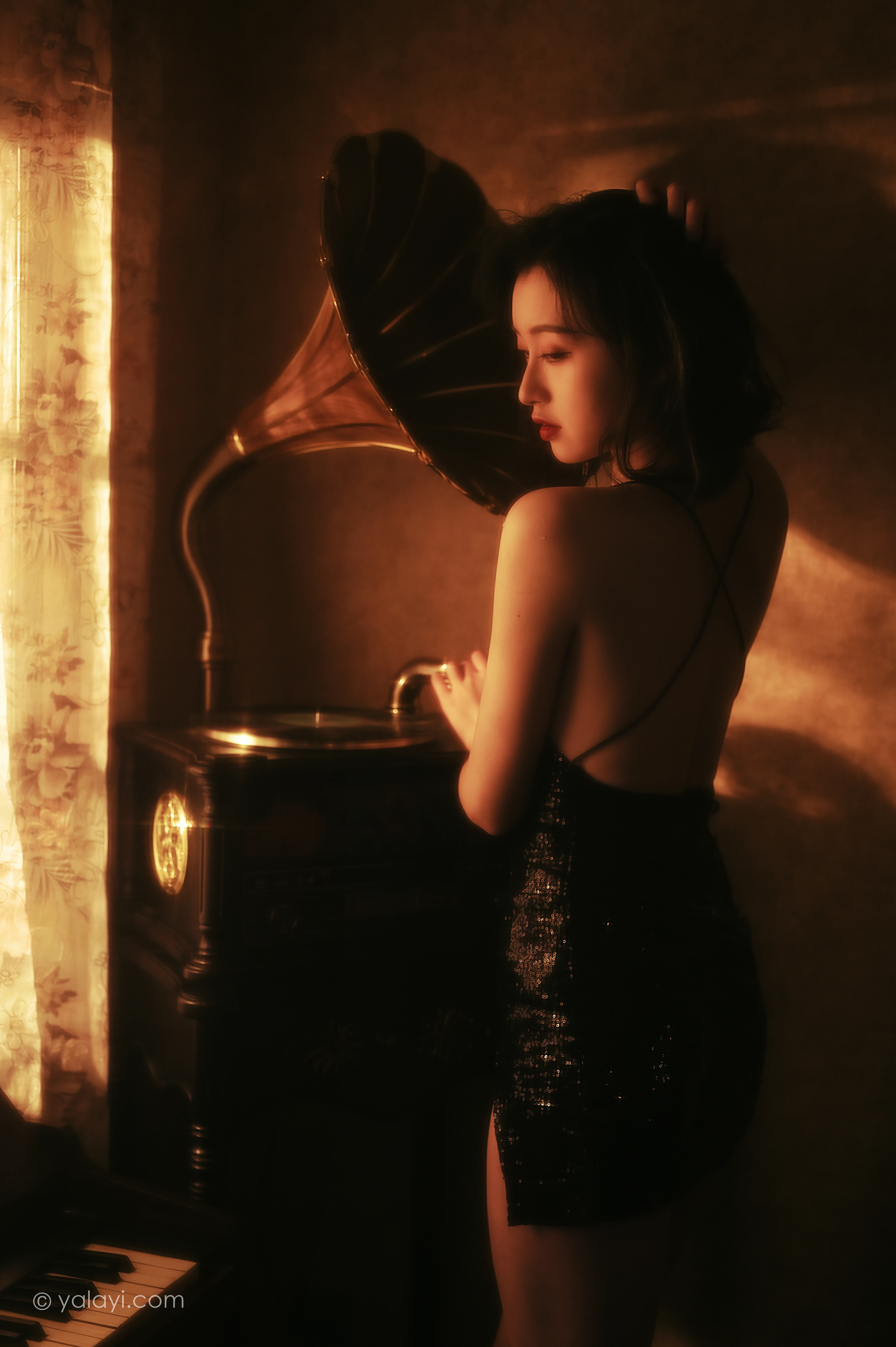 [YALAYI雅拉伊]NO.756 流金岁月 京京 黑色紧身吊带裸背连衣裙性感写真集第2张