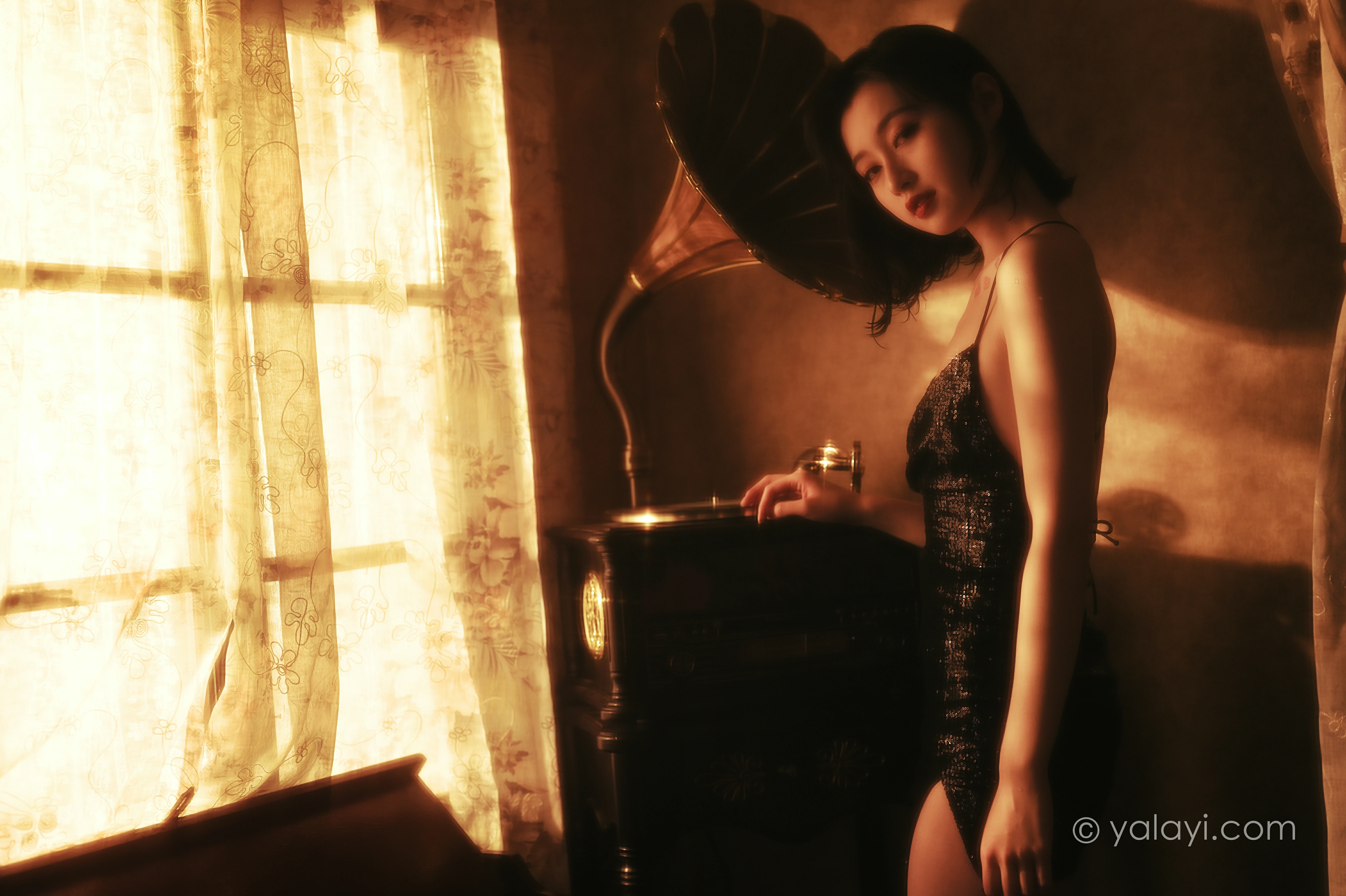 [YALAYI雅拉伊]NO.756 流金岁月 京京 黑色紧身吊带裸背连衣裙性感写真集第1张