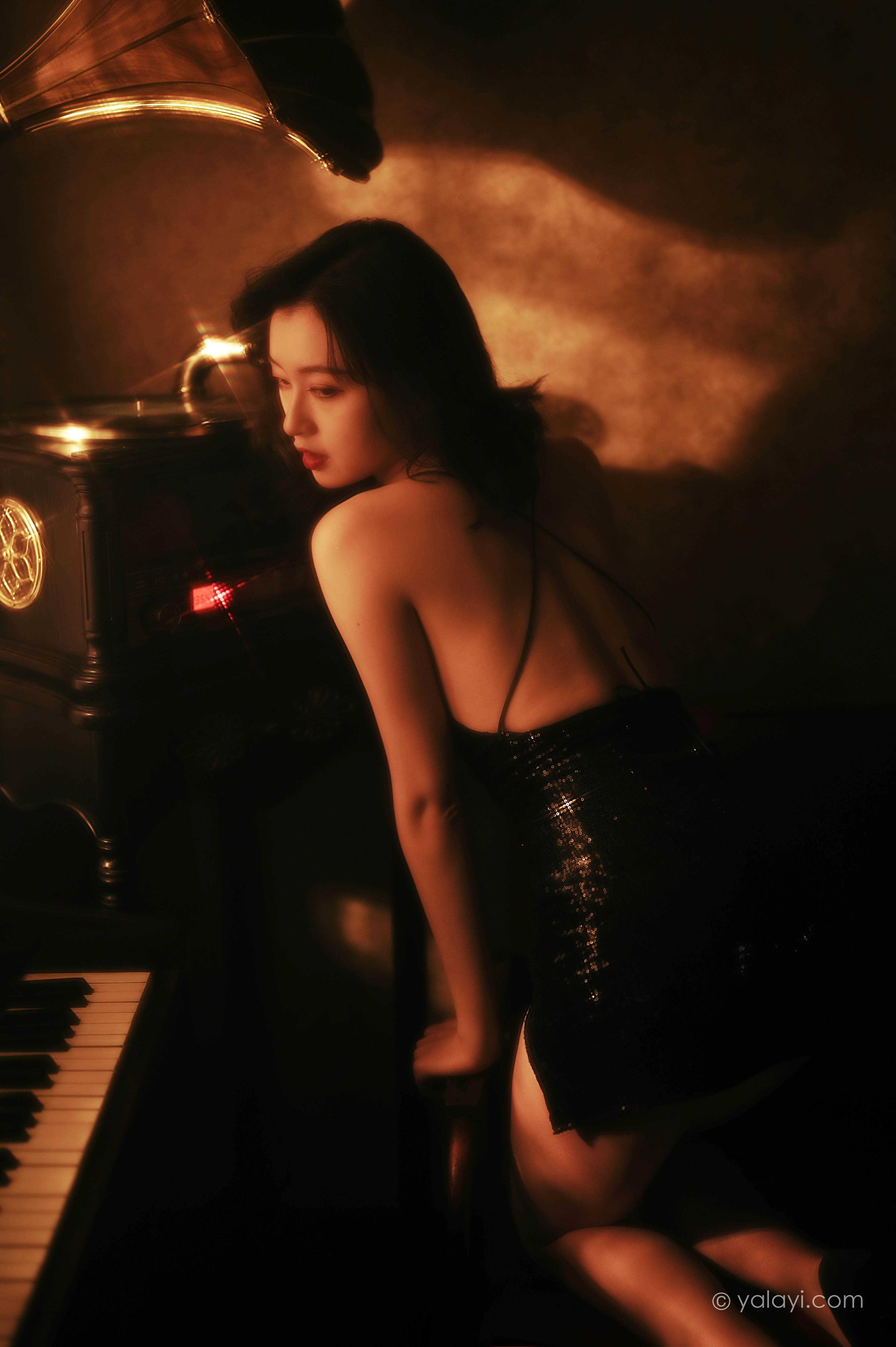 [YALAYI雅拉伊]NO.756 流金岁月 京京 黑色紧身吊带裸背连衣裙性感写真集第5张