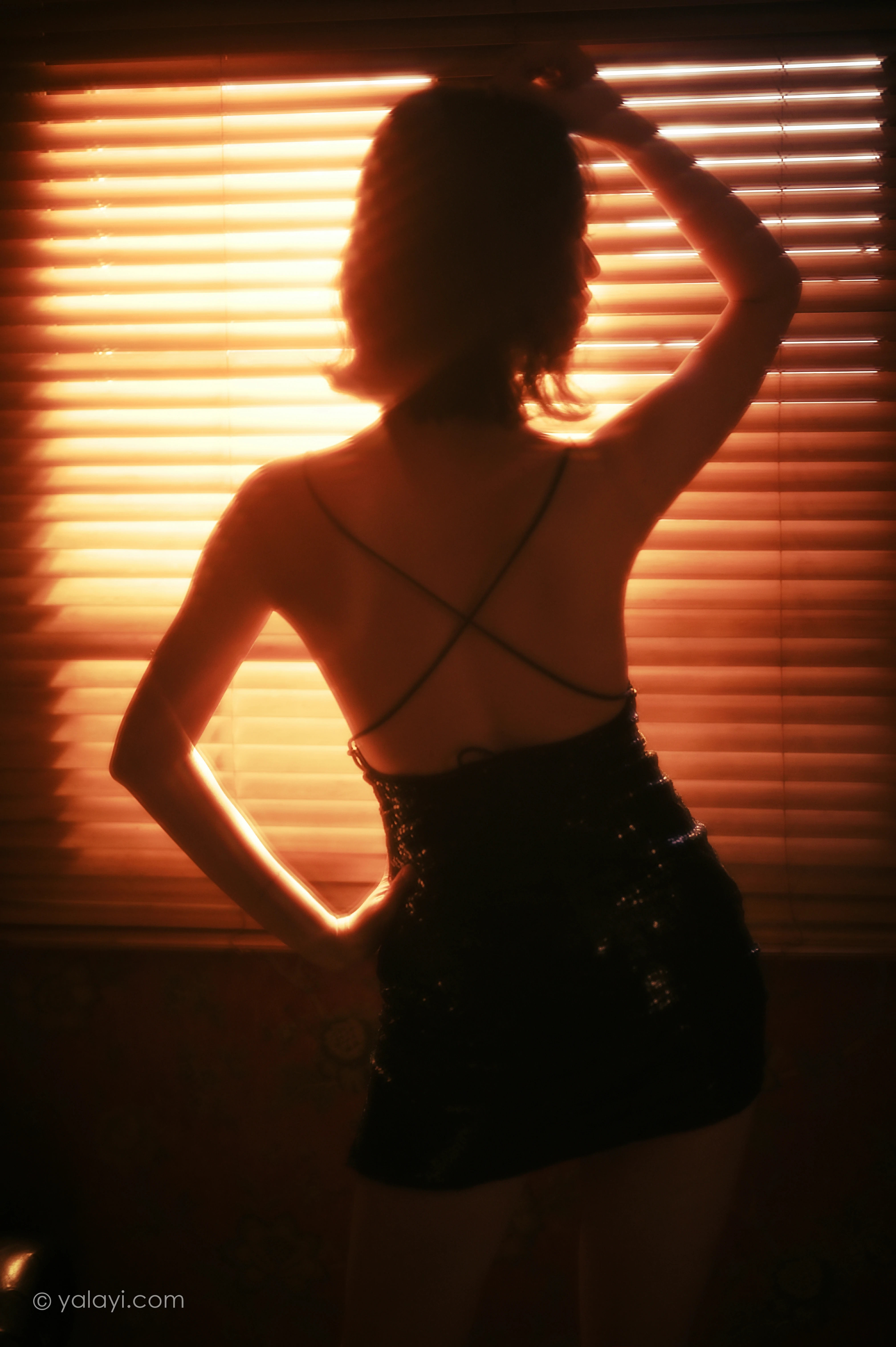 [YALAYI雅拉伊]NO.756 流金岁月 京京 黑色紧身吊带裸背连衣裙性感写真集第14张