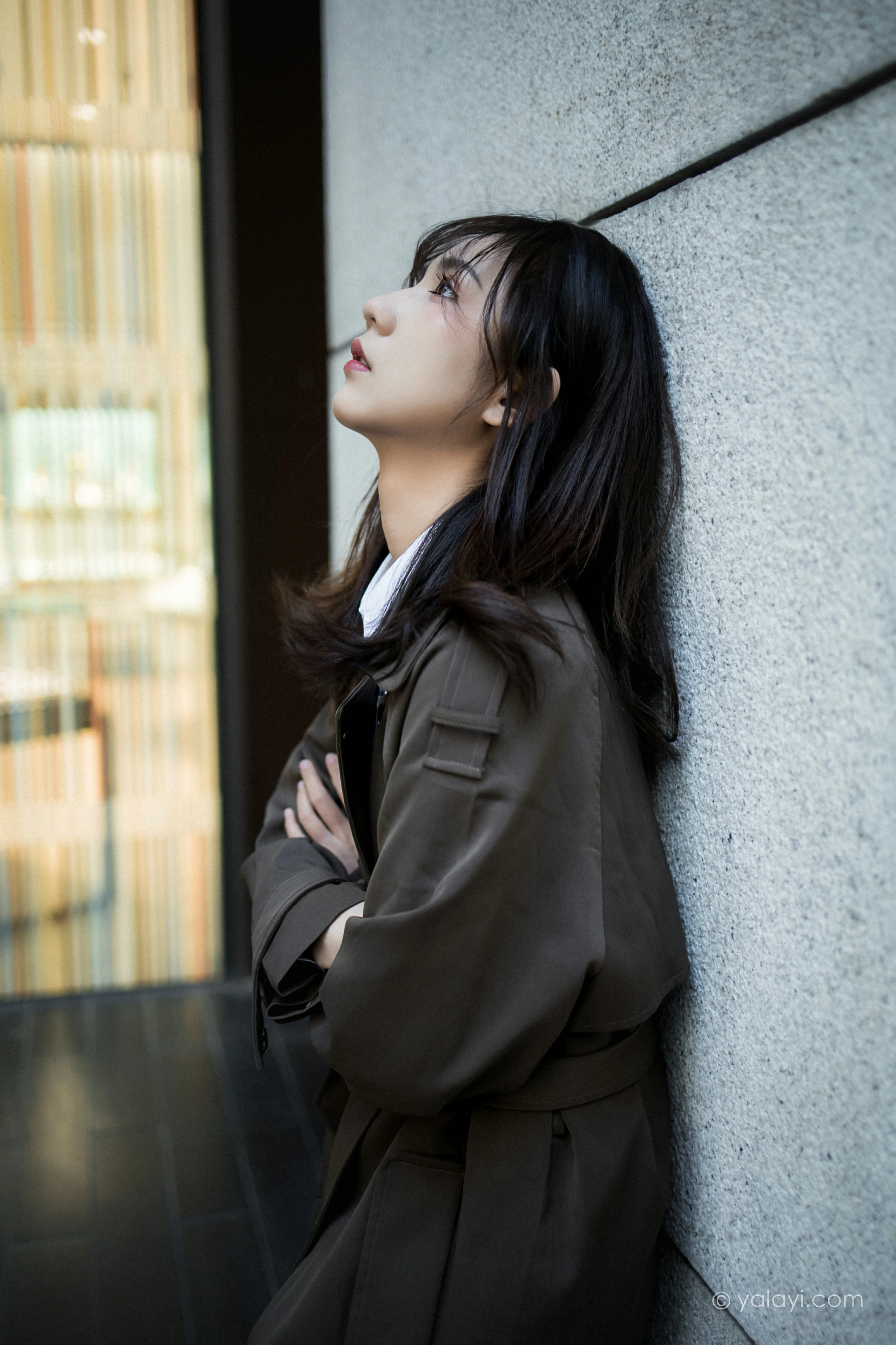 [YALAYI雅拉伊]NO.760 迷失在都市 果果 黑色连身风衣街拍写真集第5张