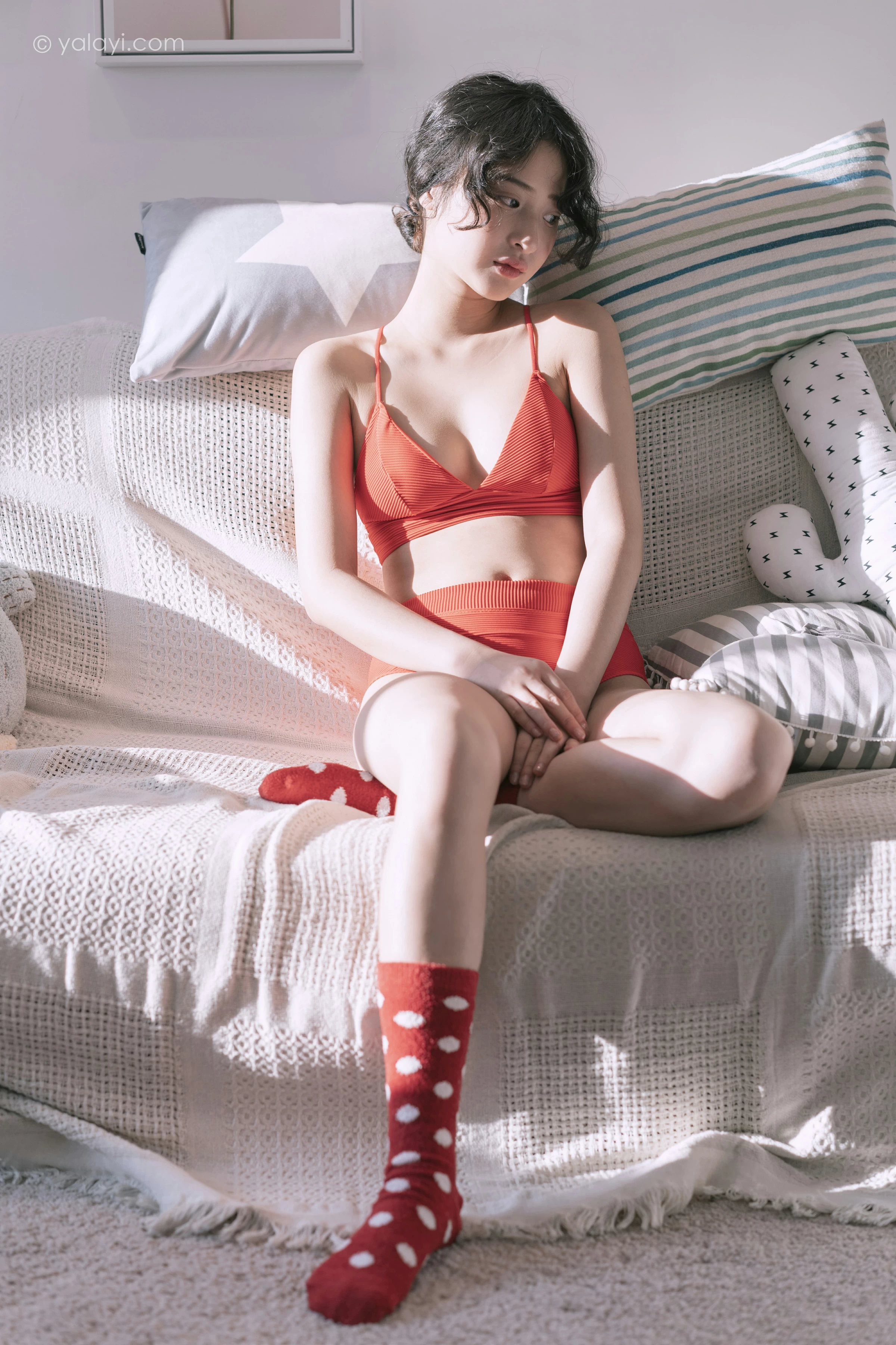 [YALAYI雅拉伊]NO.666 《太委屈》 西子 红色内衣居家私房写真集第1张