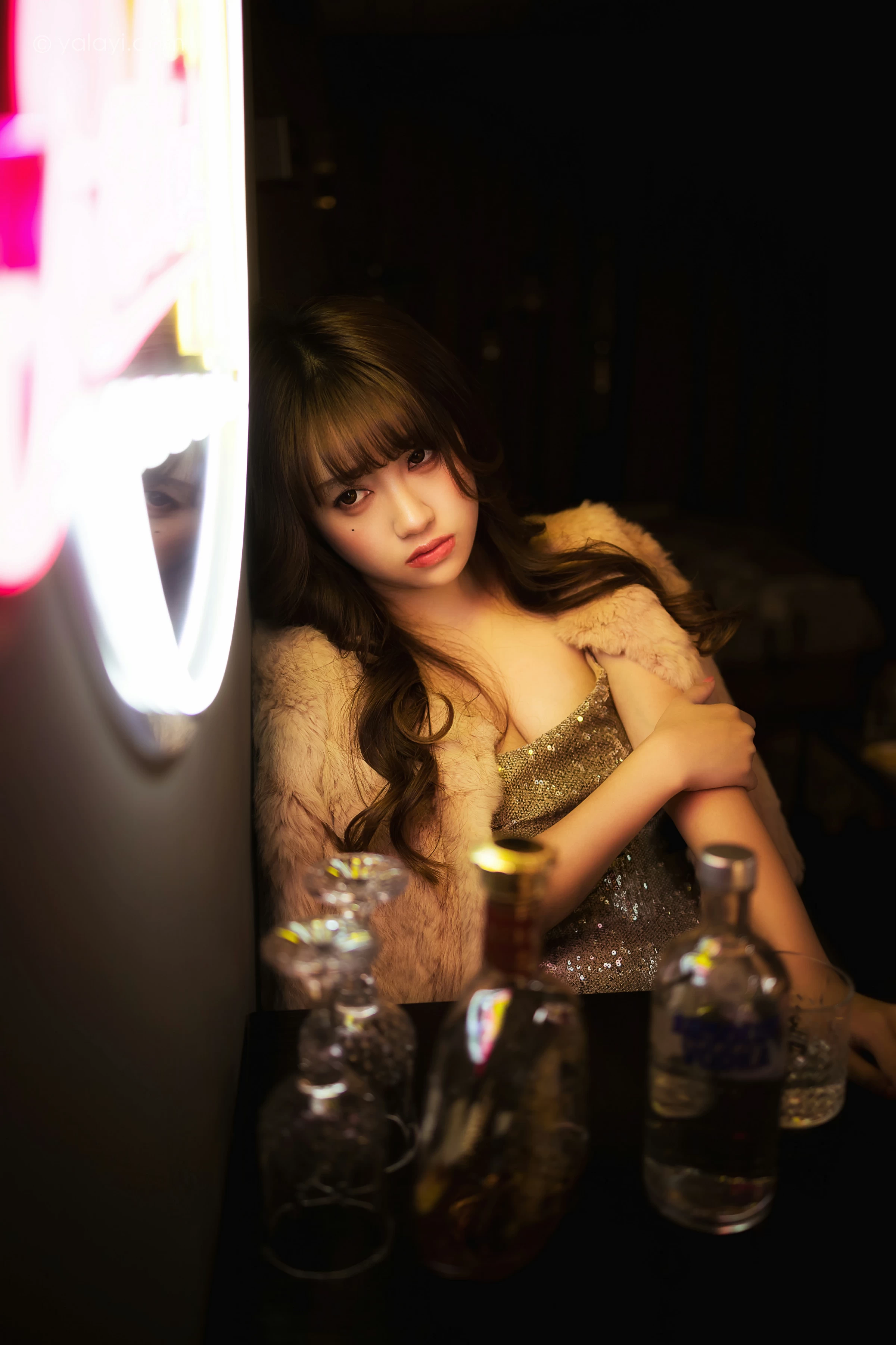 [YALAYI雅拉伊]NO.751 《独自买醉》 虞艺 貂皮大衣加银色吊带连衣裙性感写真集第4张