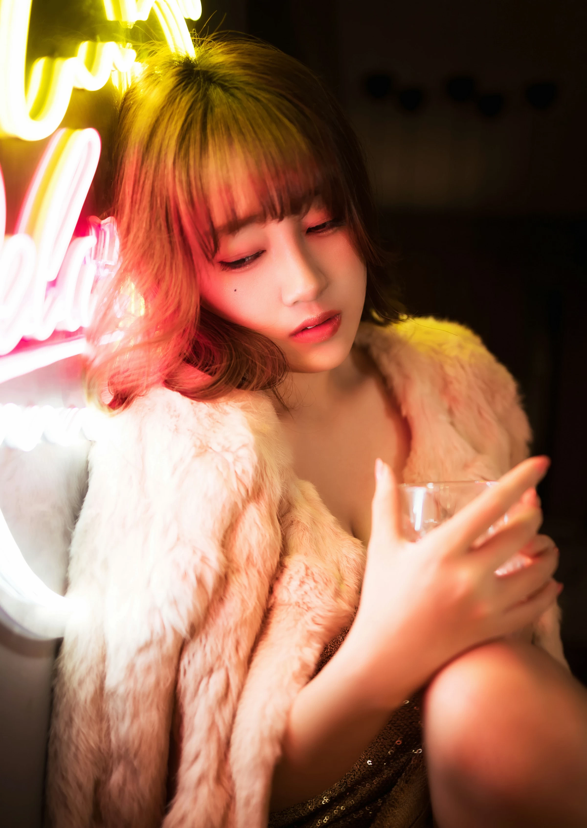 [YALAYI雅拉伊]NO.751 《独自买醉》 虞艺 貂皮大衣加银色吊带连衣裙性感写真集第9张