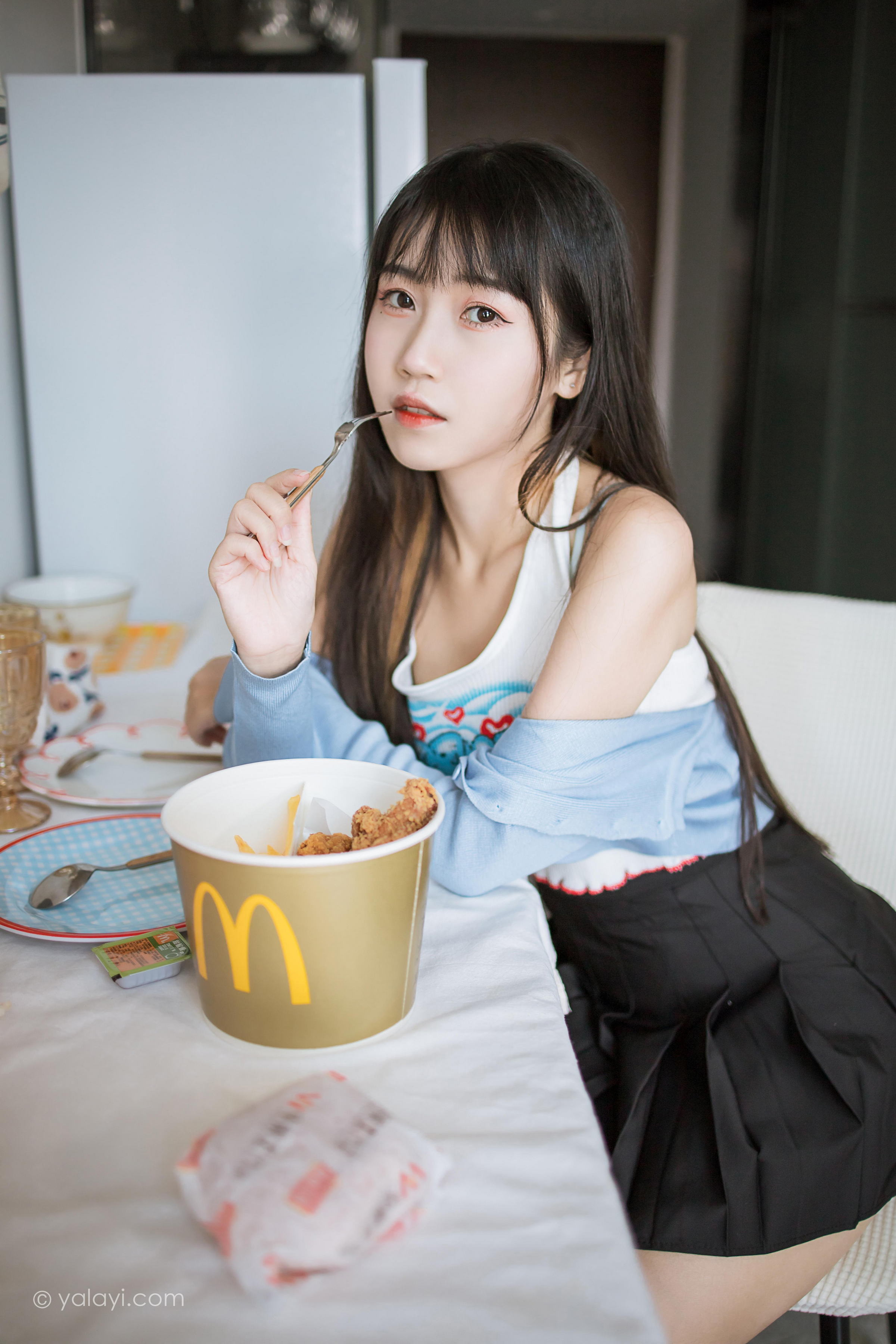 [YALAYI雅拉伊]2022.02.18 回我们家 弈思 白色小背心加黑色短裙性感私房写真集第11张