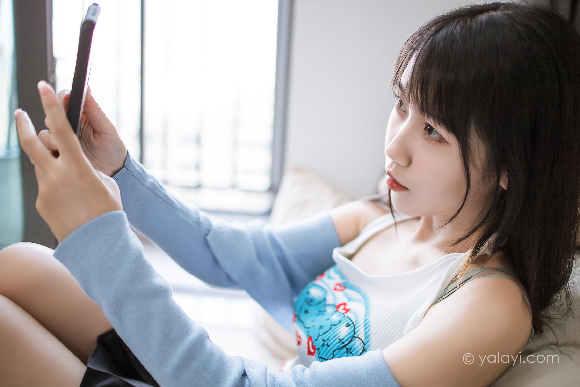 [YALAYI雅拉伊]2022.02.18 回我们家 弈思 白色小背心加黑色短裙性感私房写真集第3张