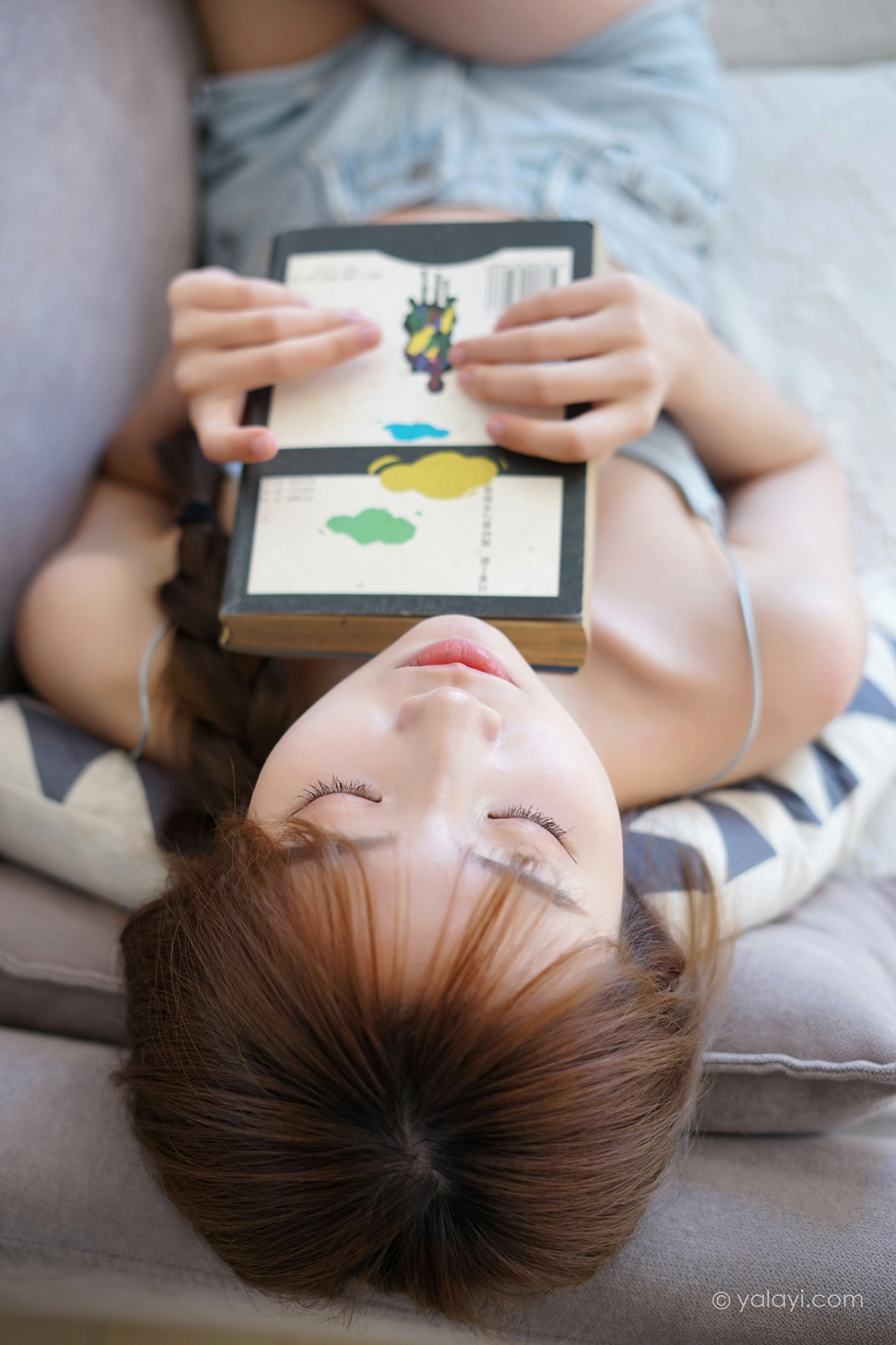 [YALAYI雅拉伊]NO.758 诗和远方 小乔 灰色小背心加牛仔热裤居家私房写真集第9张