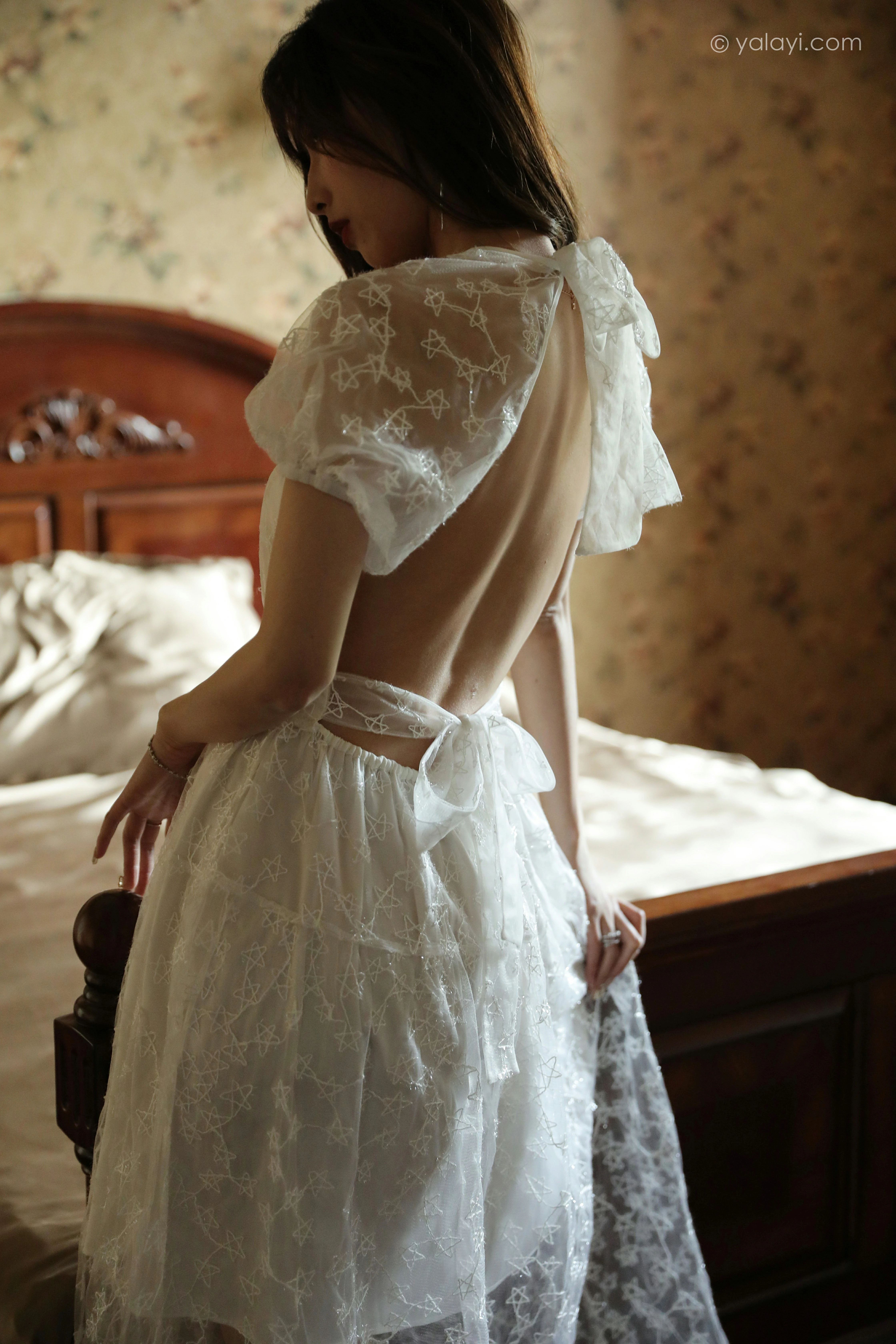 [YALAYI雅拉伊]NO.797 看着你离开 佳佳 白色透视蕾丝连衣裙居家私房写真集第13张