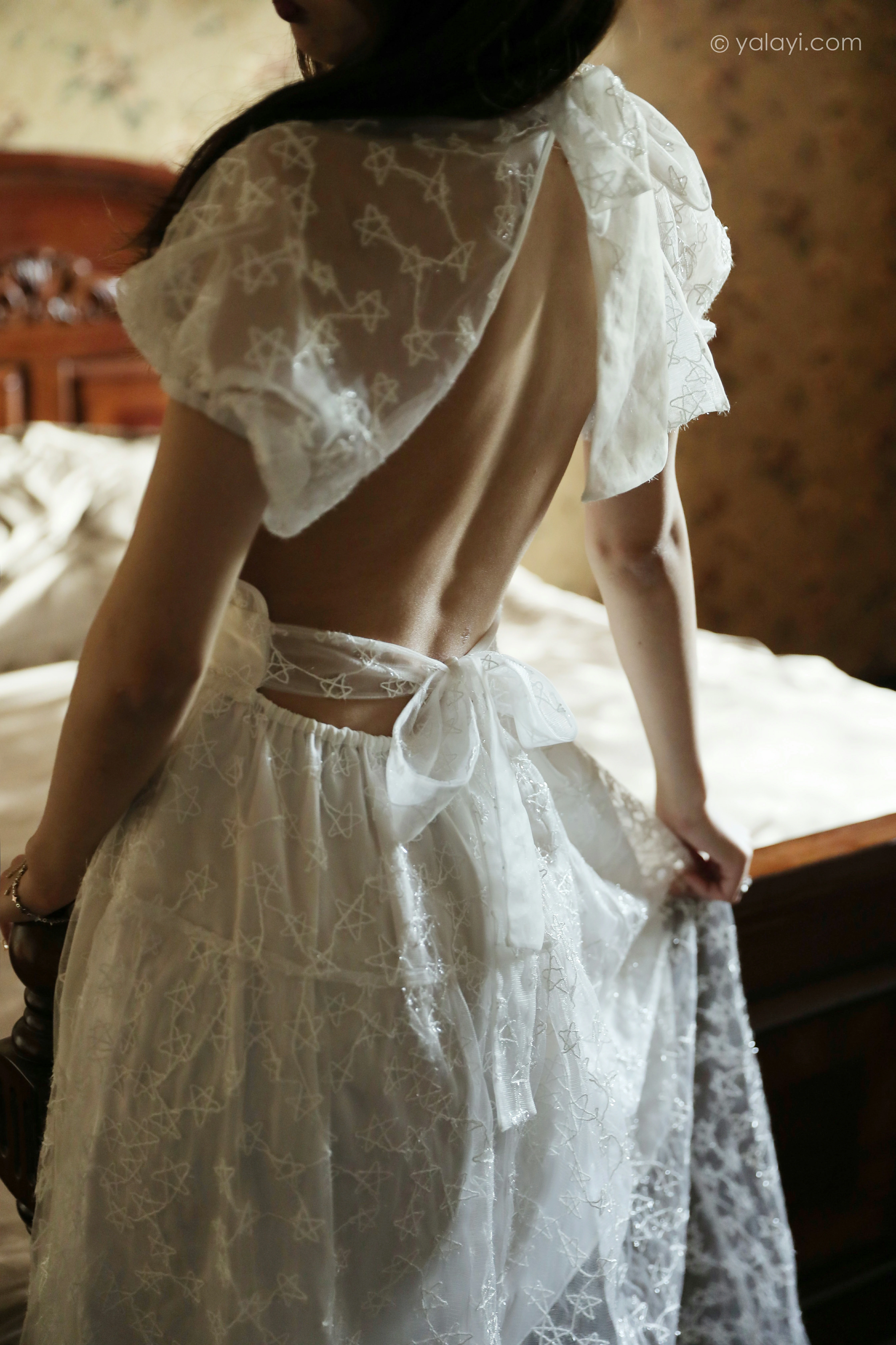 [YALAYI雅拉伊]NO.797 看着你离开 佳佳 白色透视蕾丝连衣裙居家私房写真集第12张