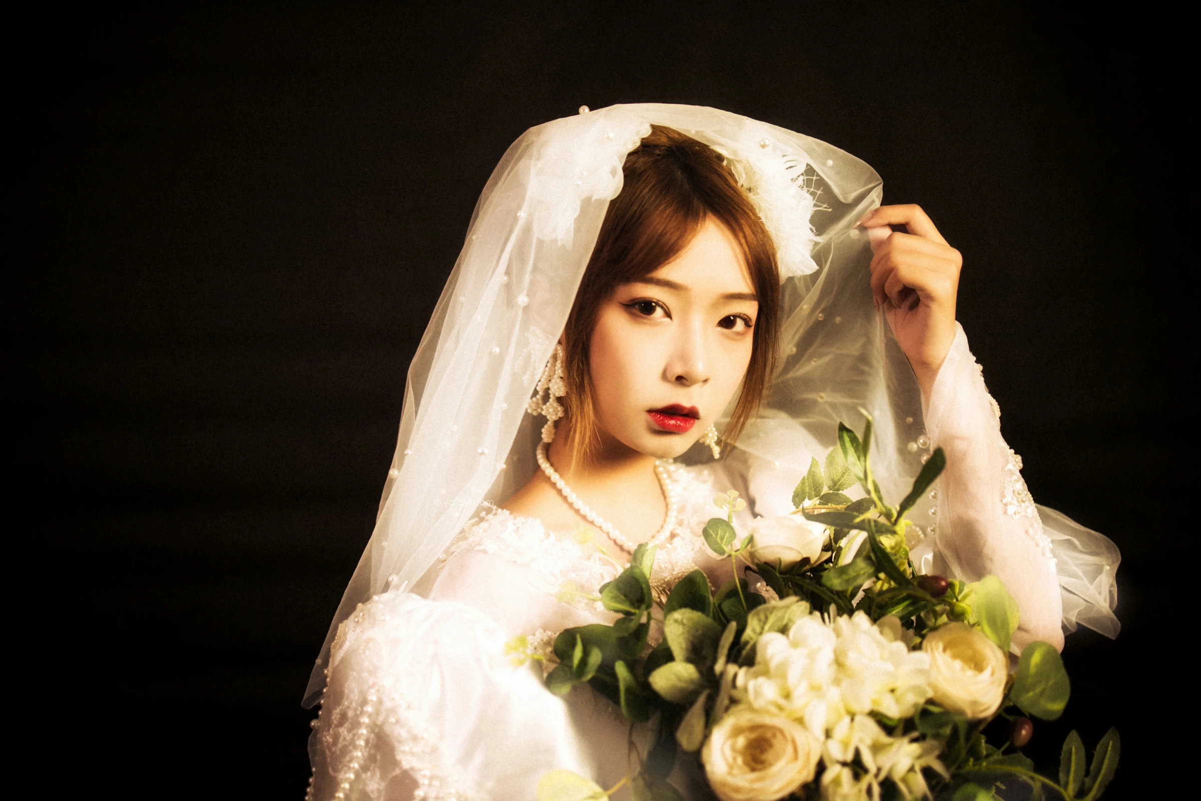 [YALAYI雅拉伊]NO.747 《神明少女》 阿禾 白色和服与蕾丝婚纱性感私房写真集第11张