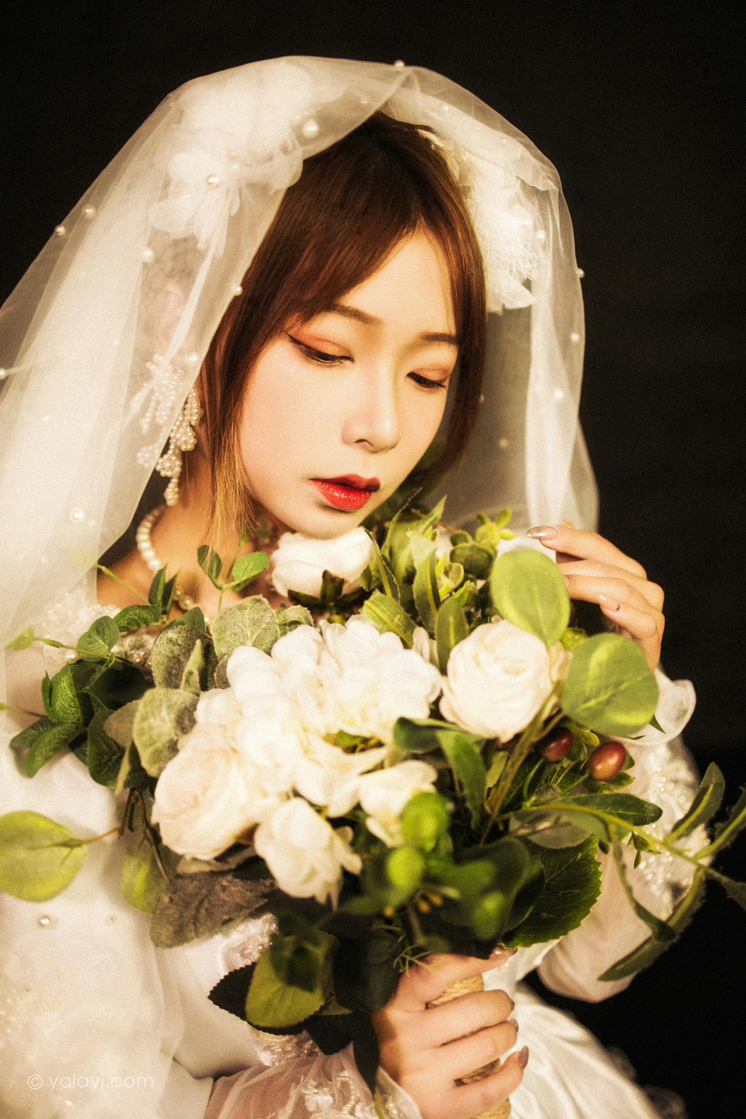 [YALAYI雅拉伊]NO.747 《神明少女》 阿禾 白色和服与蕾丝婚纱性感私房写真集第10张