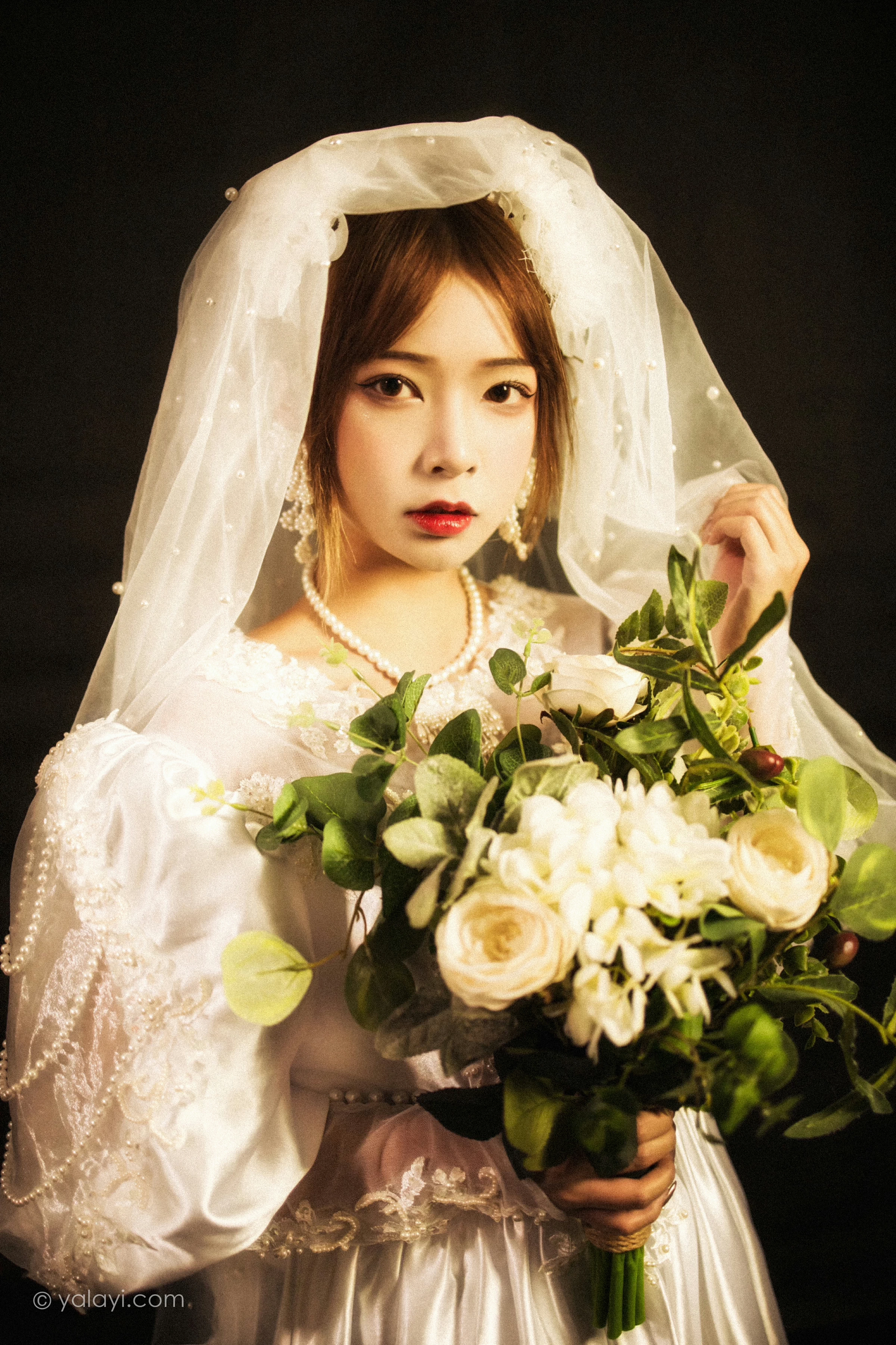 [YALAYI雅拉伊]NO.747 《神明少女》 阿禾 白色和服与蕾丝婚纱性感私房写真集第12张